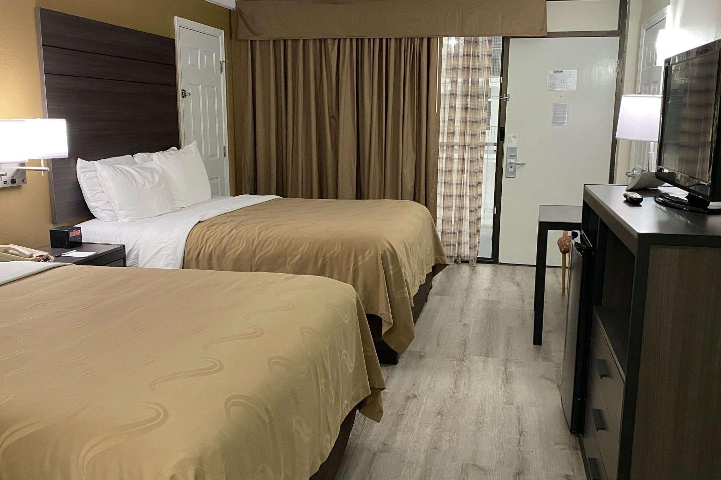 Standard Queen Room with Pool View - Non-Smoking - Photo 1