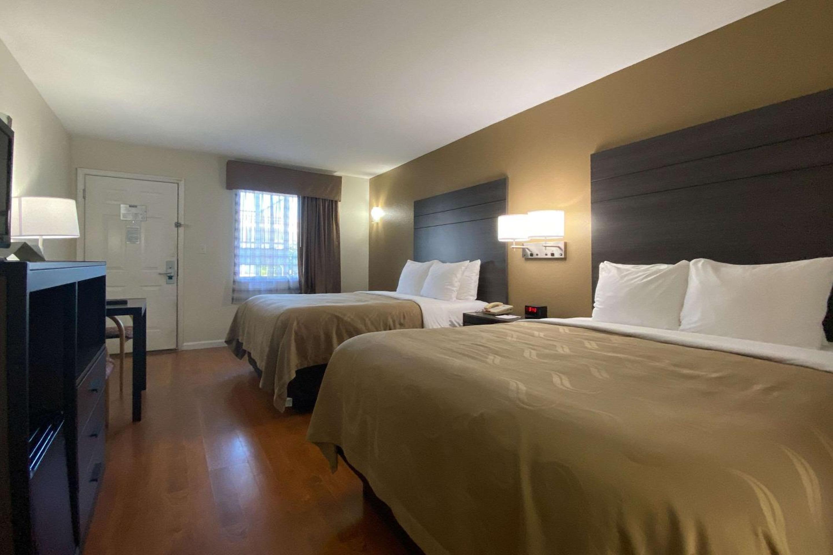 Queen Room with Two Queen Beds - Non-Smoking - Photo 1