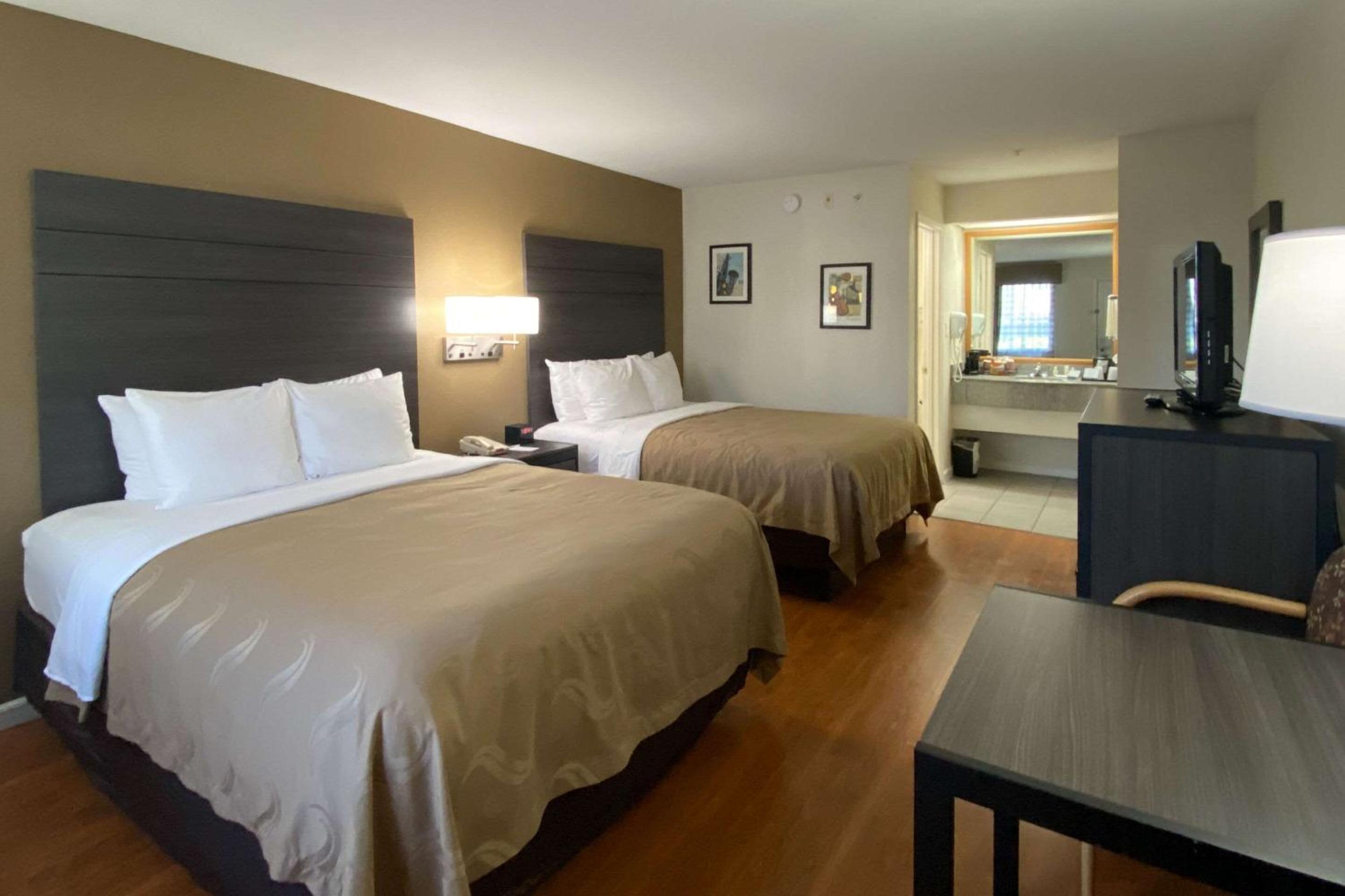 Queen Room with Two Queen Beds - Non-Smoking - Photo 2