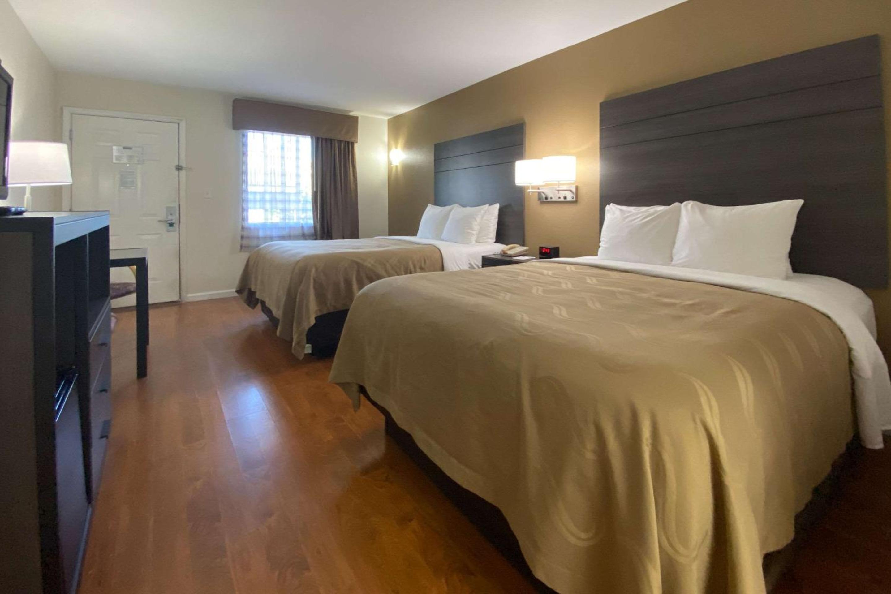 Queen Room with Two Queen Beds - Non-Smoking - Photo 4