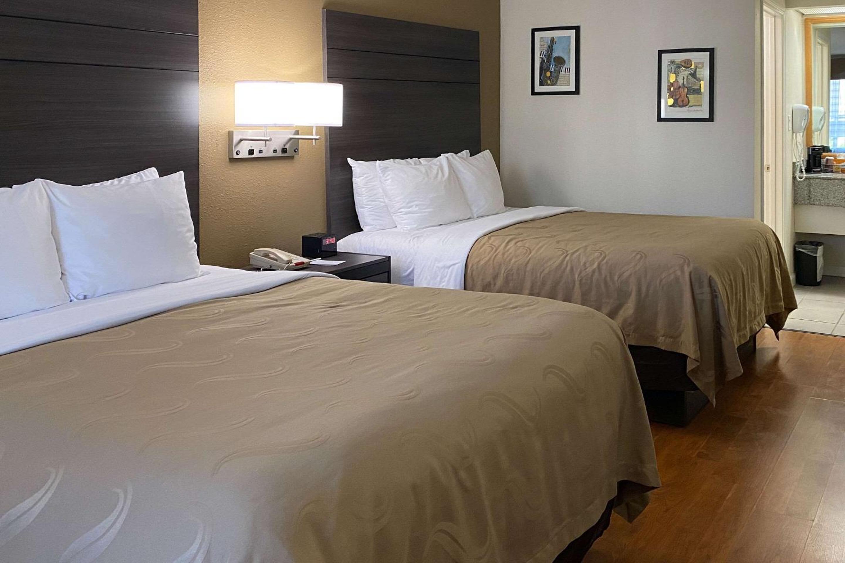 Queen Room with Two Queen Beds - Non-Smoking - Photo 5