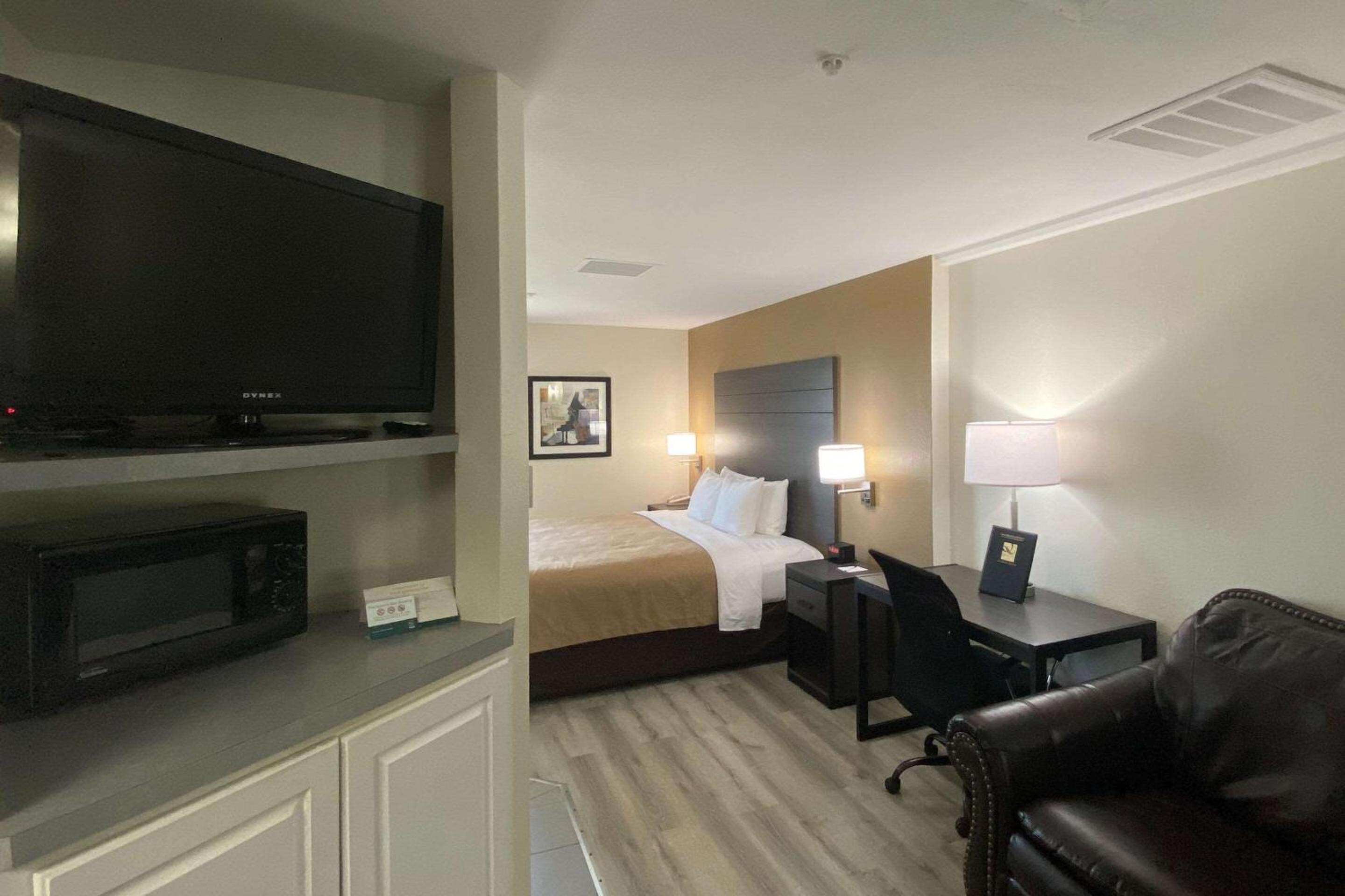 King Suite with Sofa Bed - Non-Smoking - Photo 2