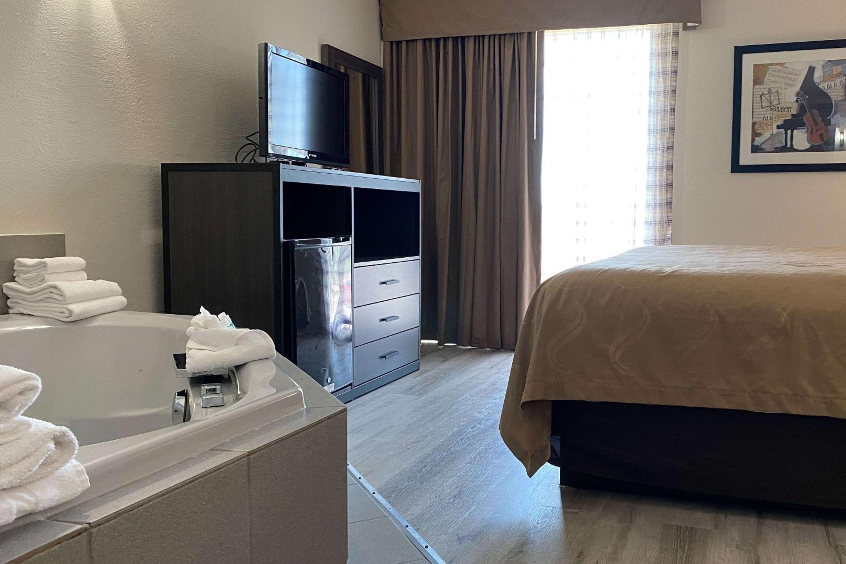 King Room with Hot Tub - Non-Smoking - Photo 2