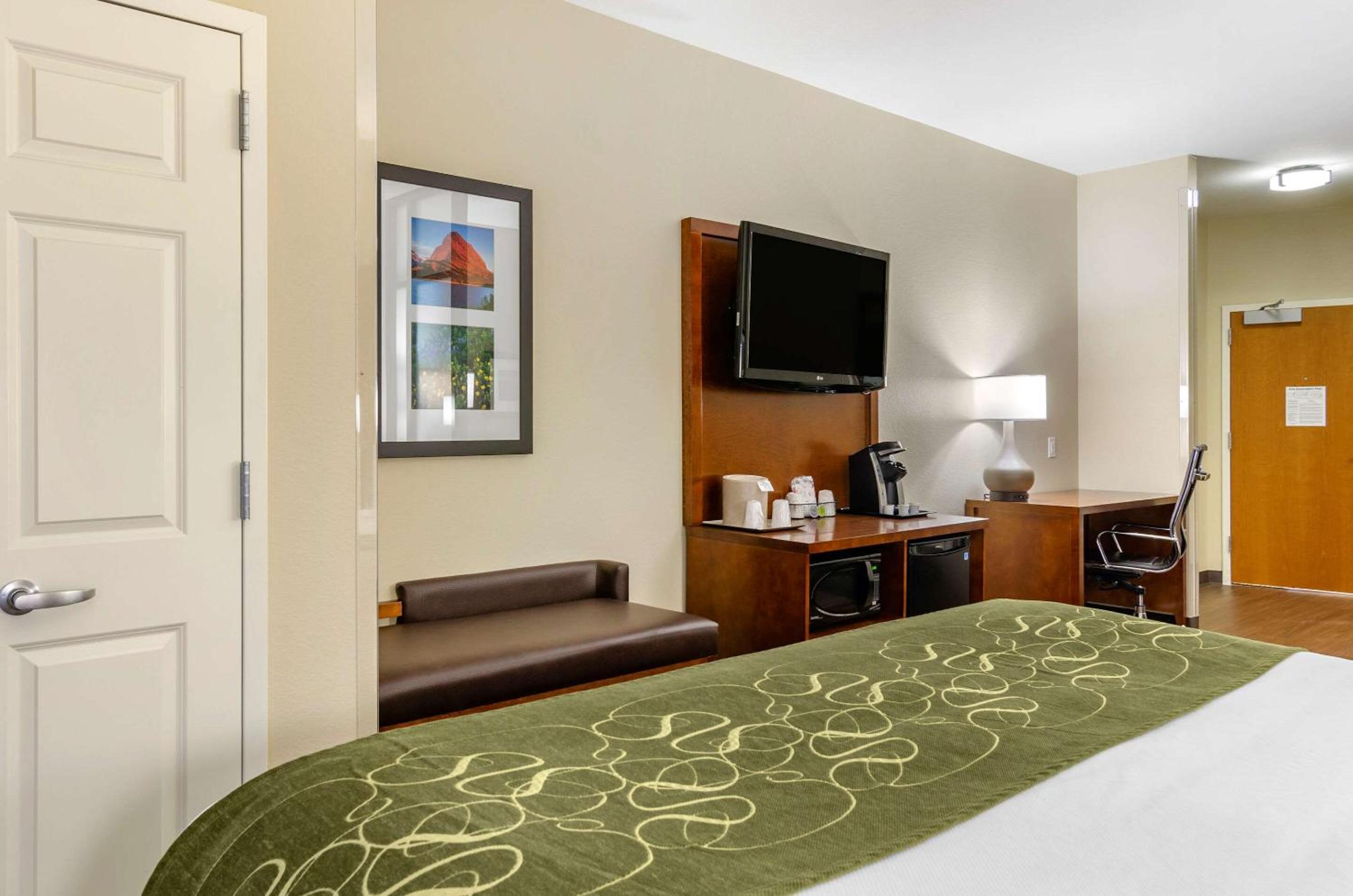 Suite with Two Queen Beds - Photo 4