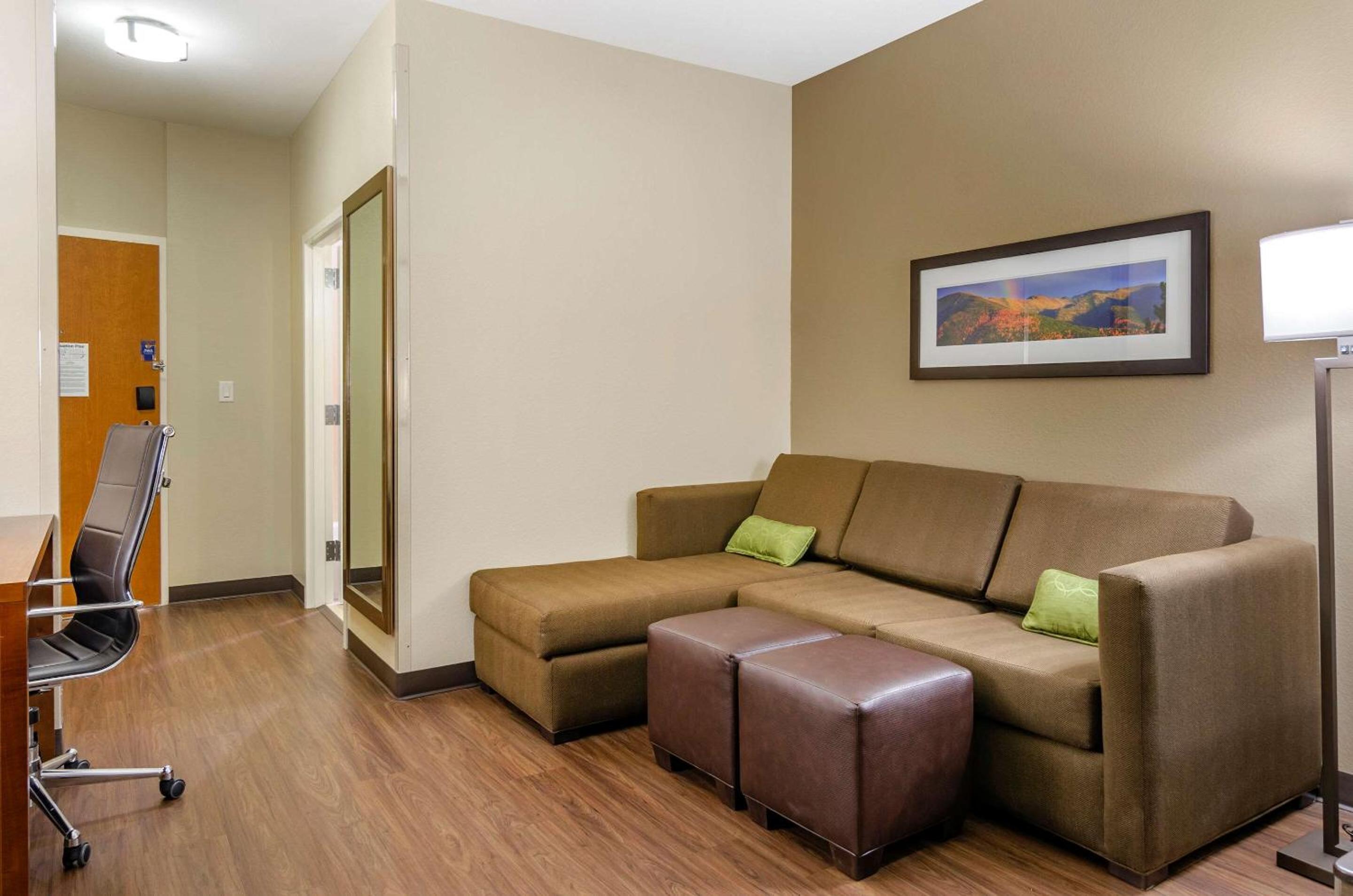 King Suite - Non-Smoking/Pet Friendly - Photo 2