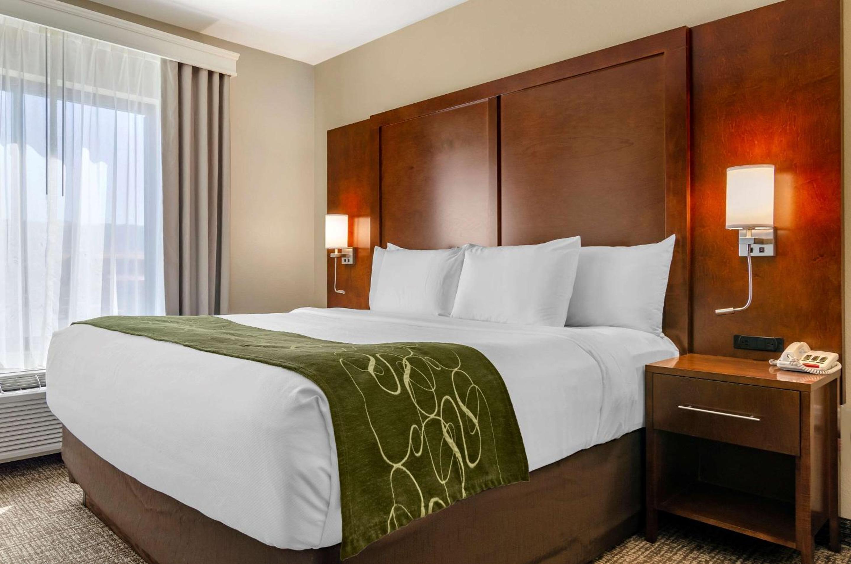 King Suite with Whirlpool - Non-Smoking - Photo 1