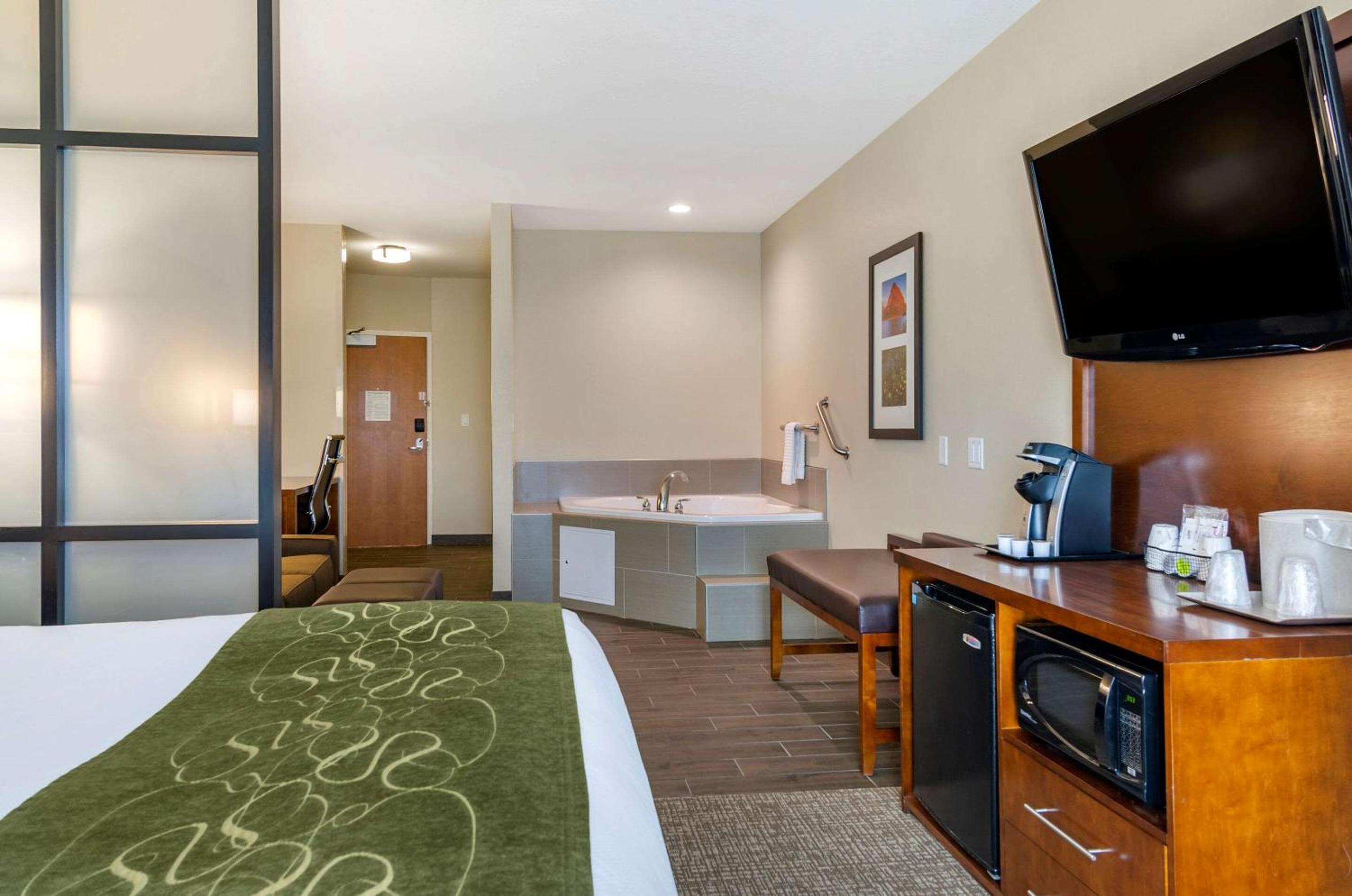 King Suite with Whirlpool - Non-Smoking - Photo 3