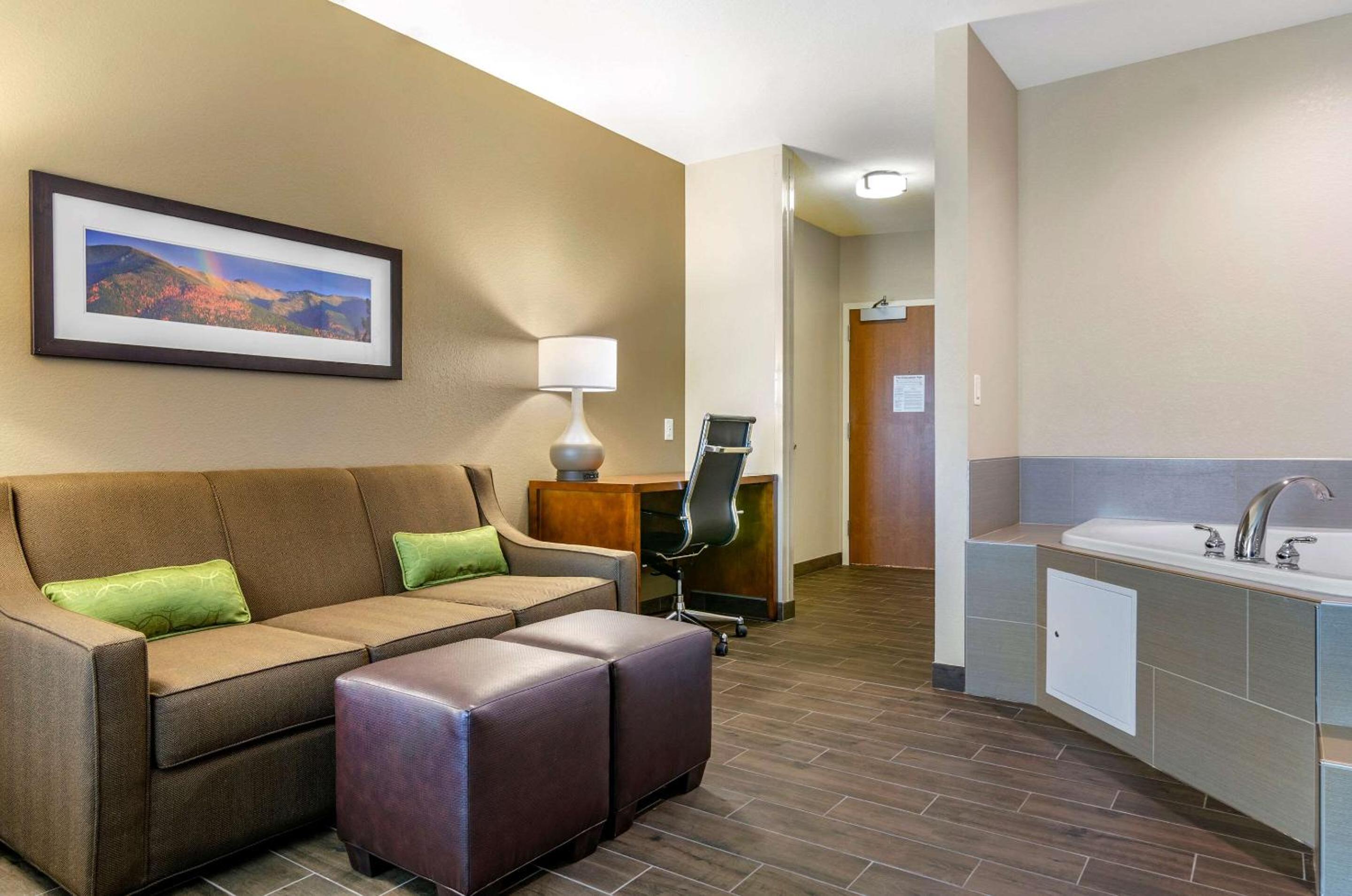 King Suite with Whirlpool - Non-Smoking - Photo 2