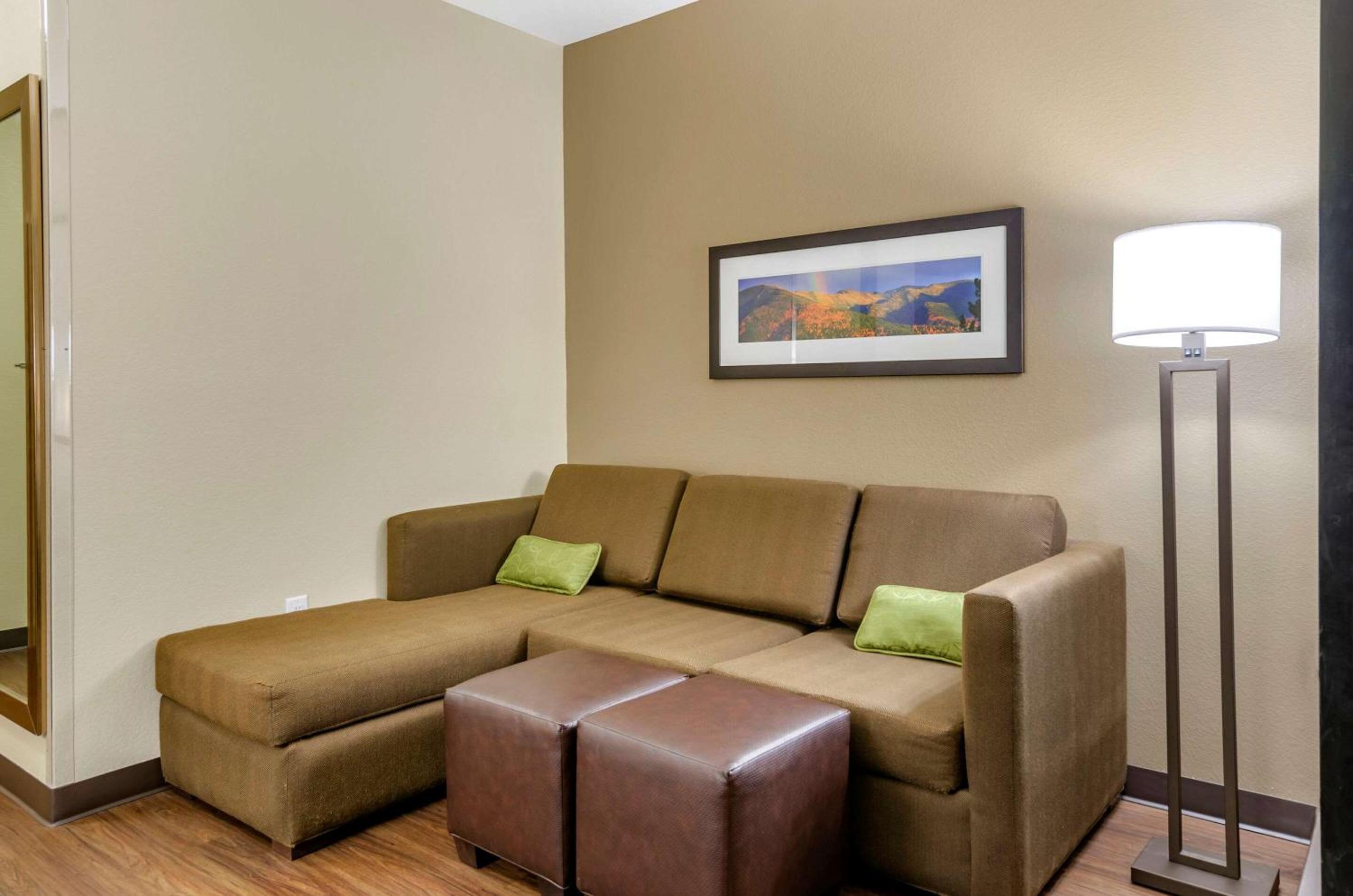 Suite with Two Queen Beds - Non-Smoking/Pet Friendly - Photo 4