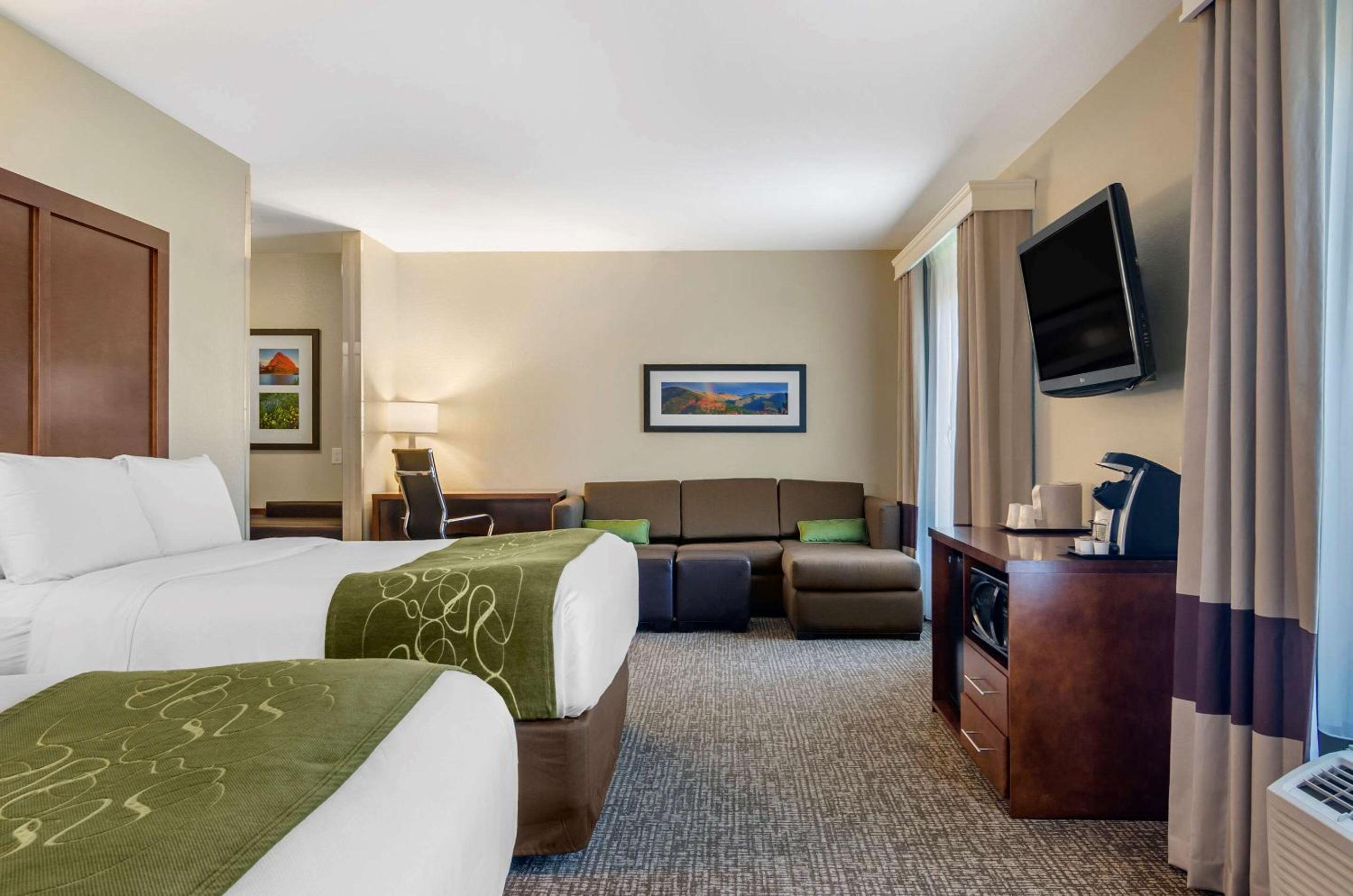 Standard Queen Suite with Two Queen Beds and Bathtub - Accessible/Non-Smoking - Photo 1