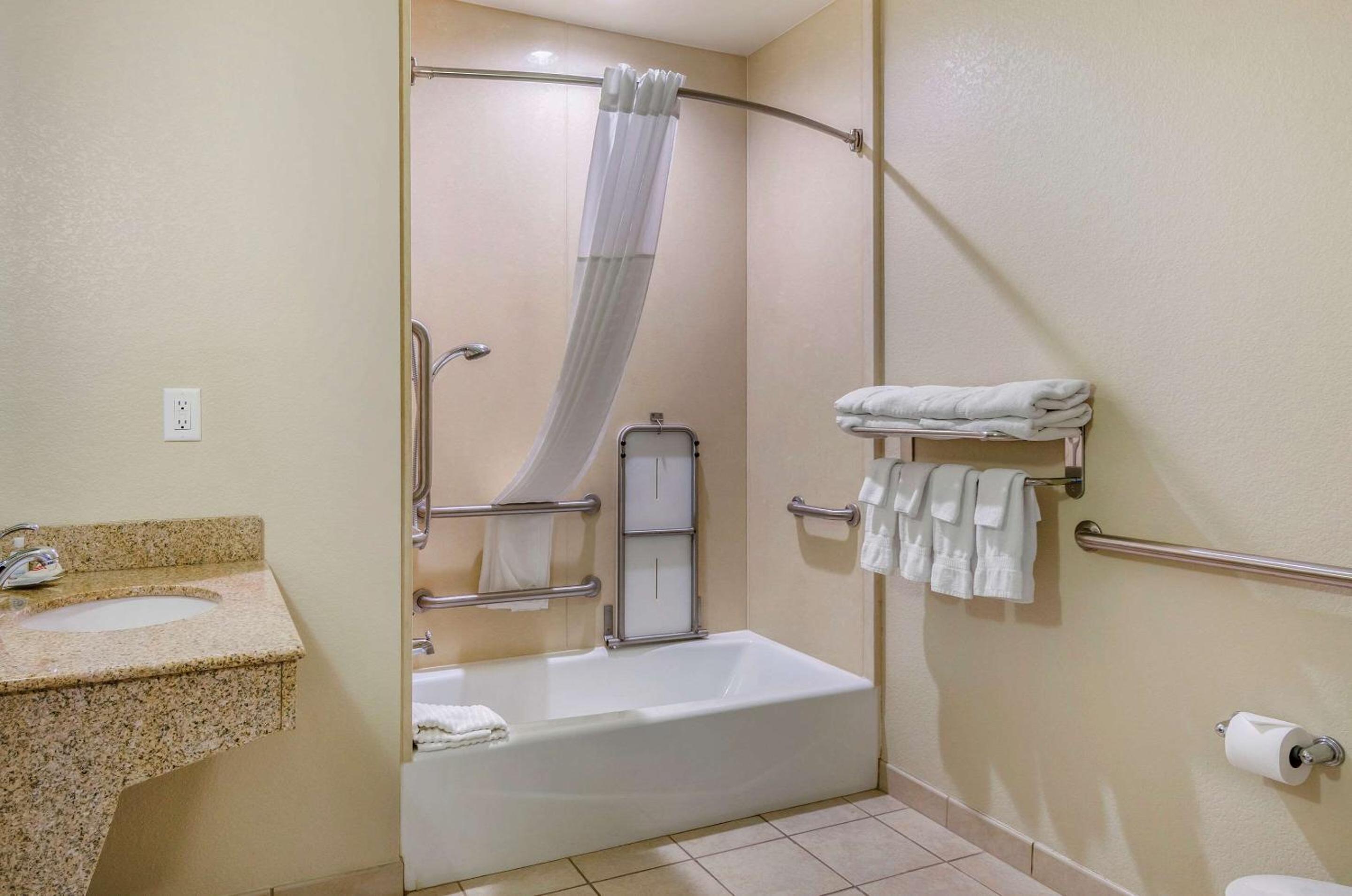 Standard Queen Suite with Two Queen Beds and Bathtub - Accessible/Non-Smoking - Photo 2