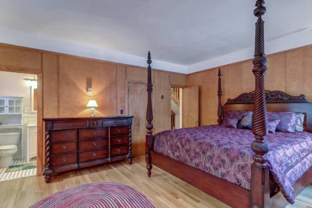 Five-Bedroom House photo 1
