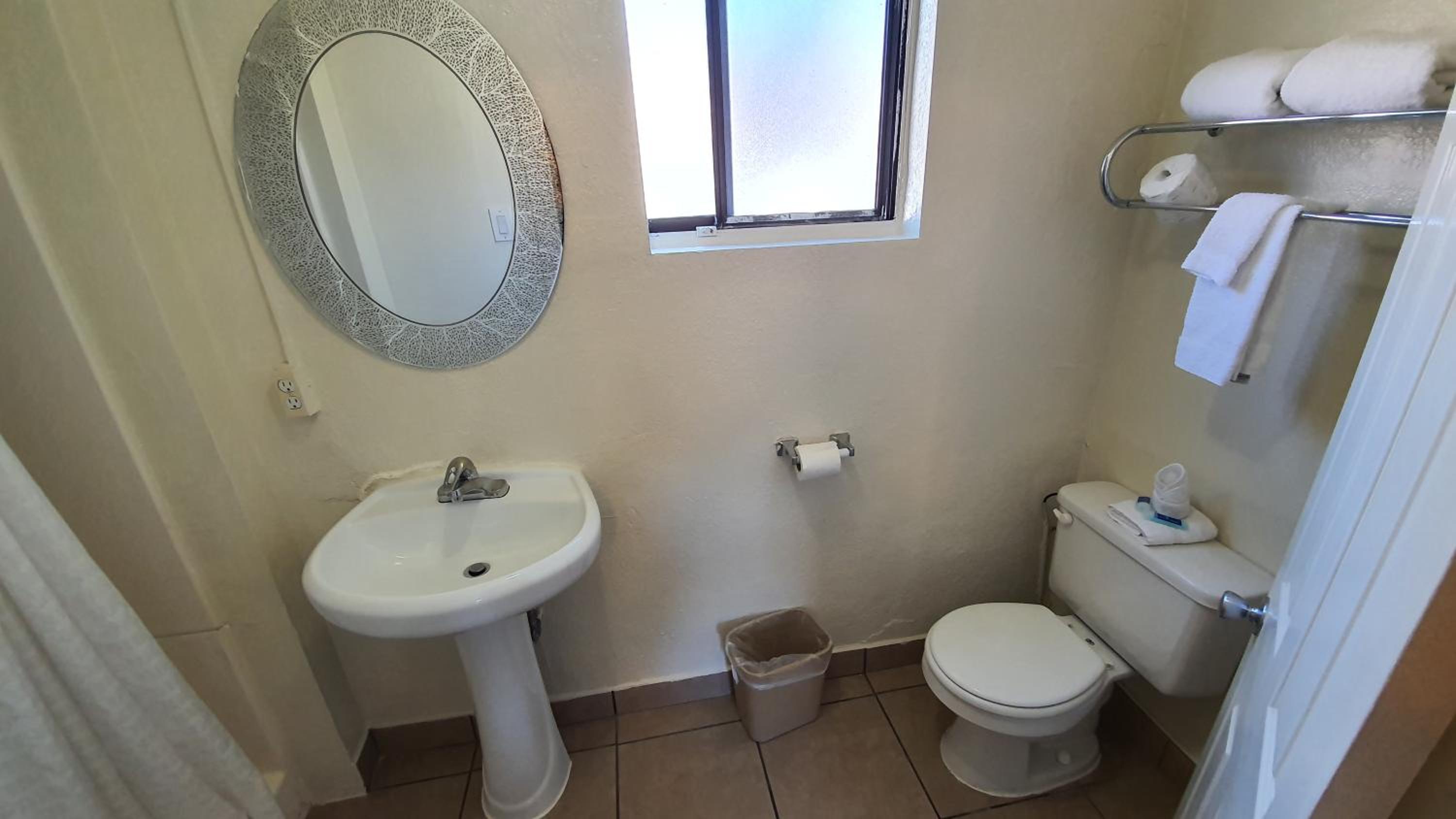 King Room - Non-Smoking - Photo 3