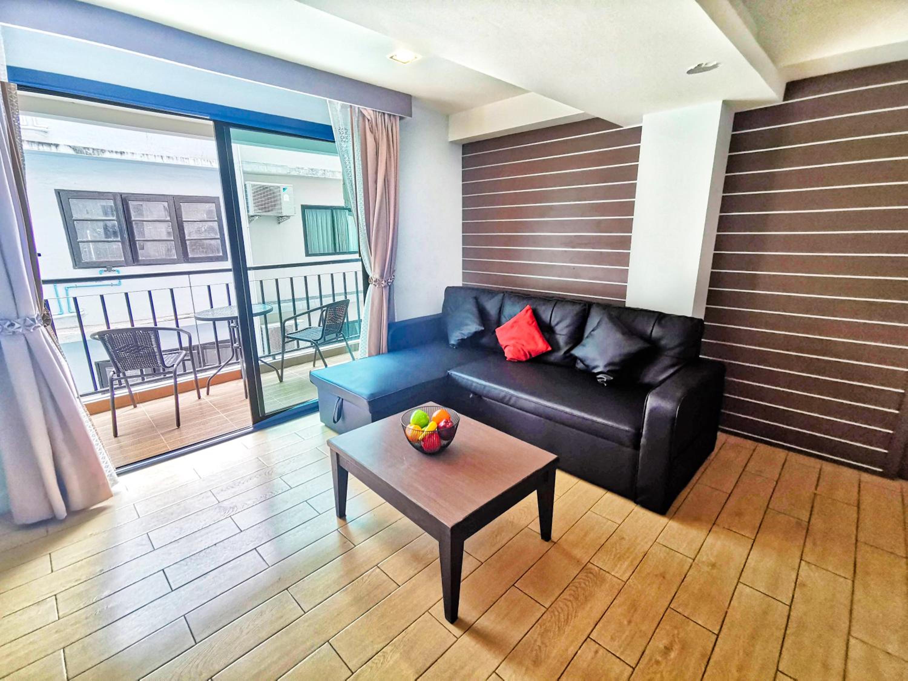 Suite with Pool View - Photo 12
