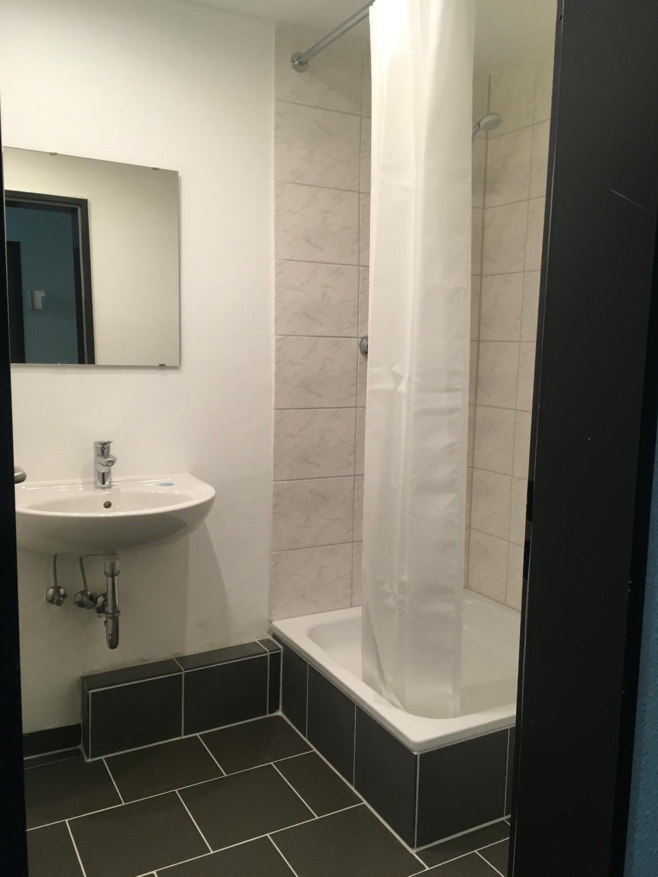 Budget Double Room - Photo 3