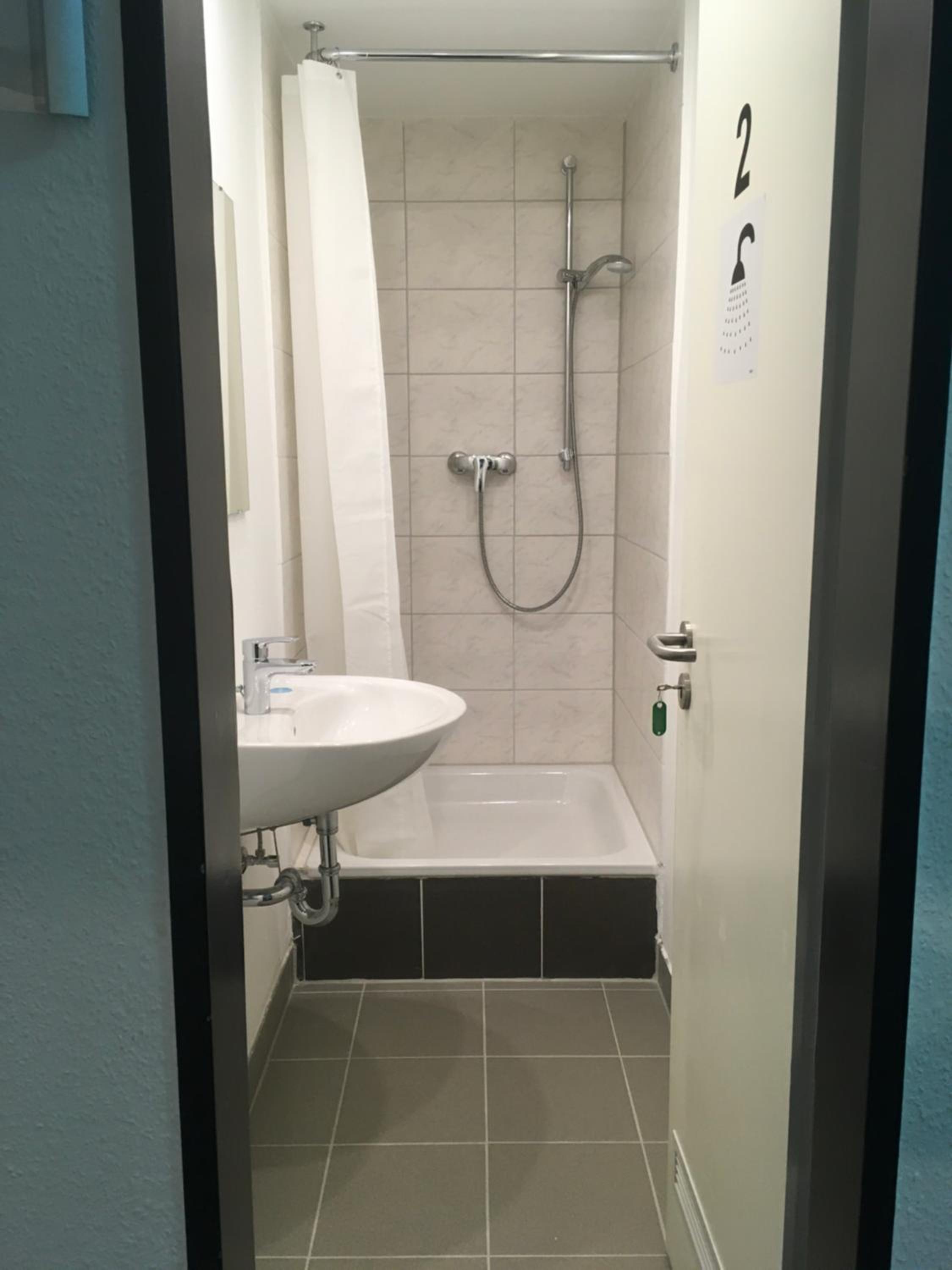 Budget Double Room - Photo 16