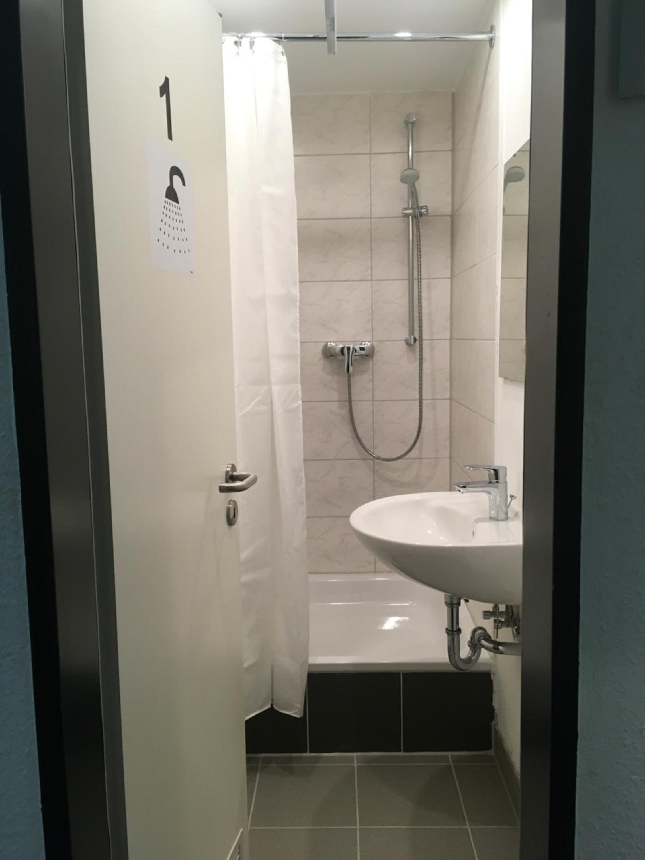 Budget Double Room - Photo 15