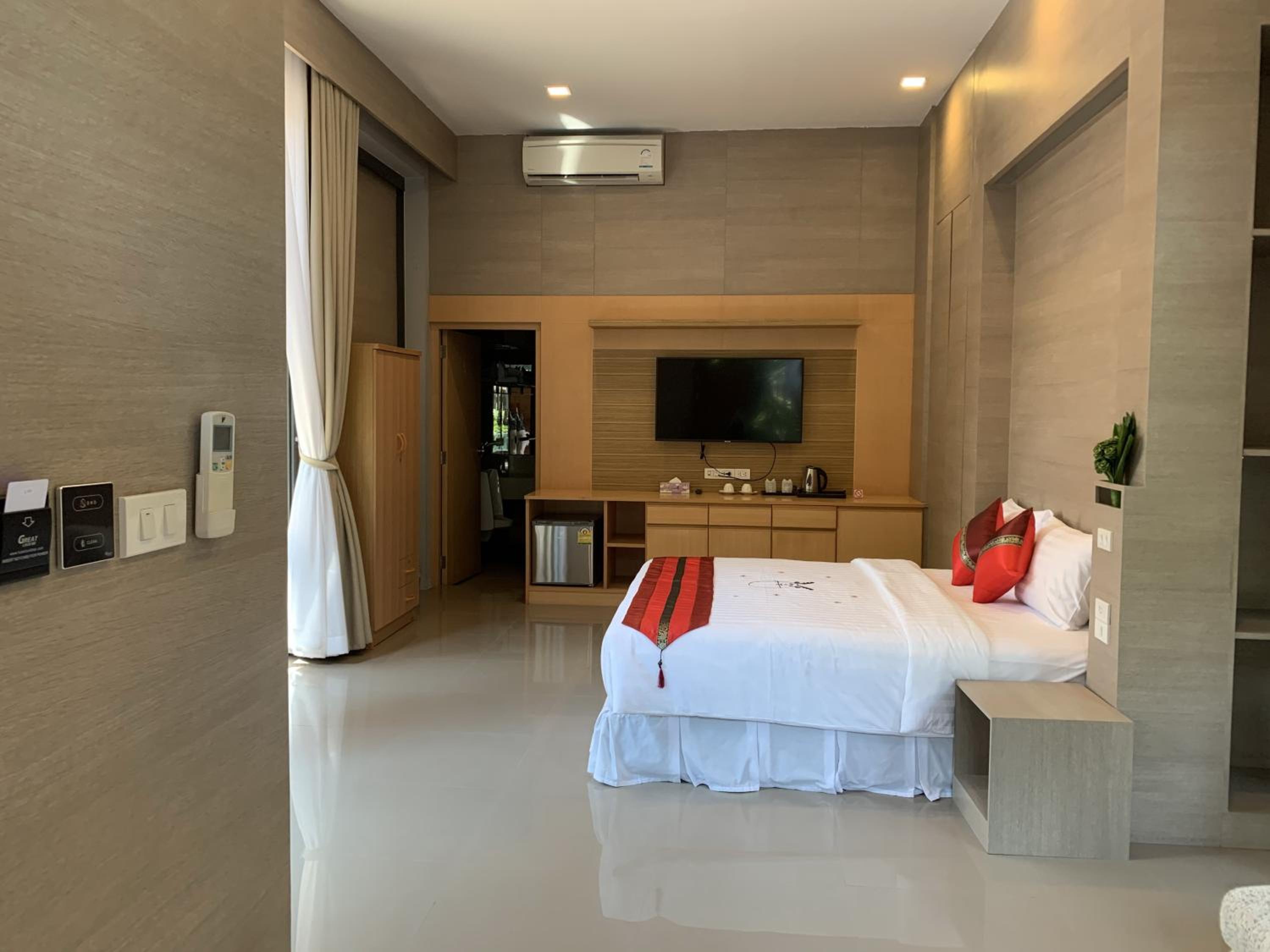 Deluxe Double Room with Pool Access - Photo 8