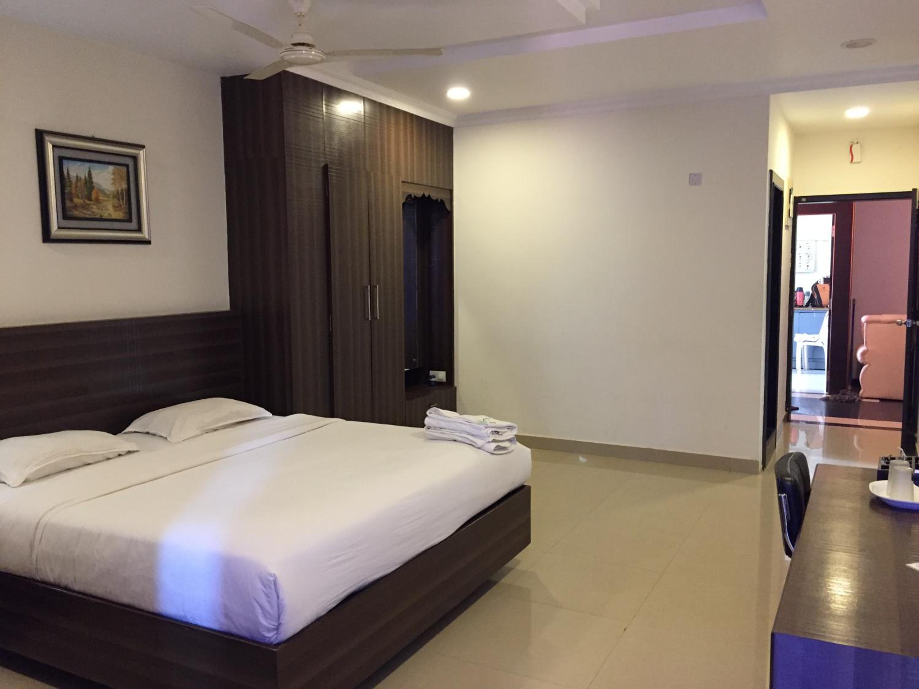 Deluxe Double Room (2 Adults + 1 Child)