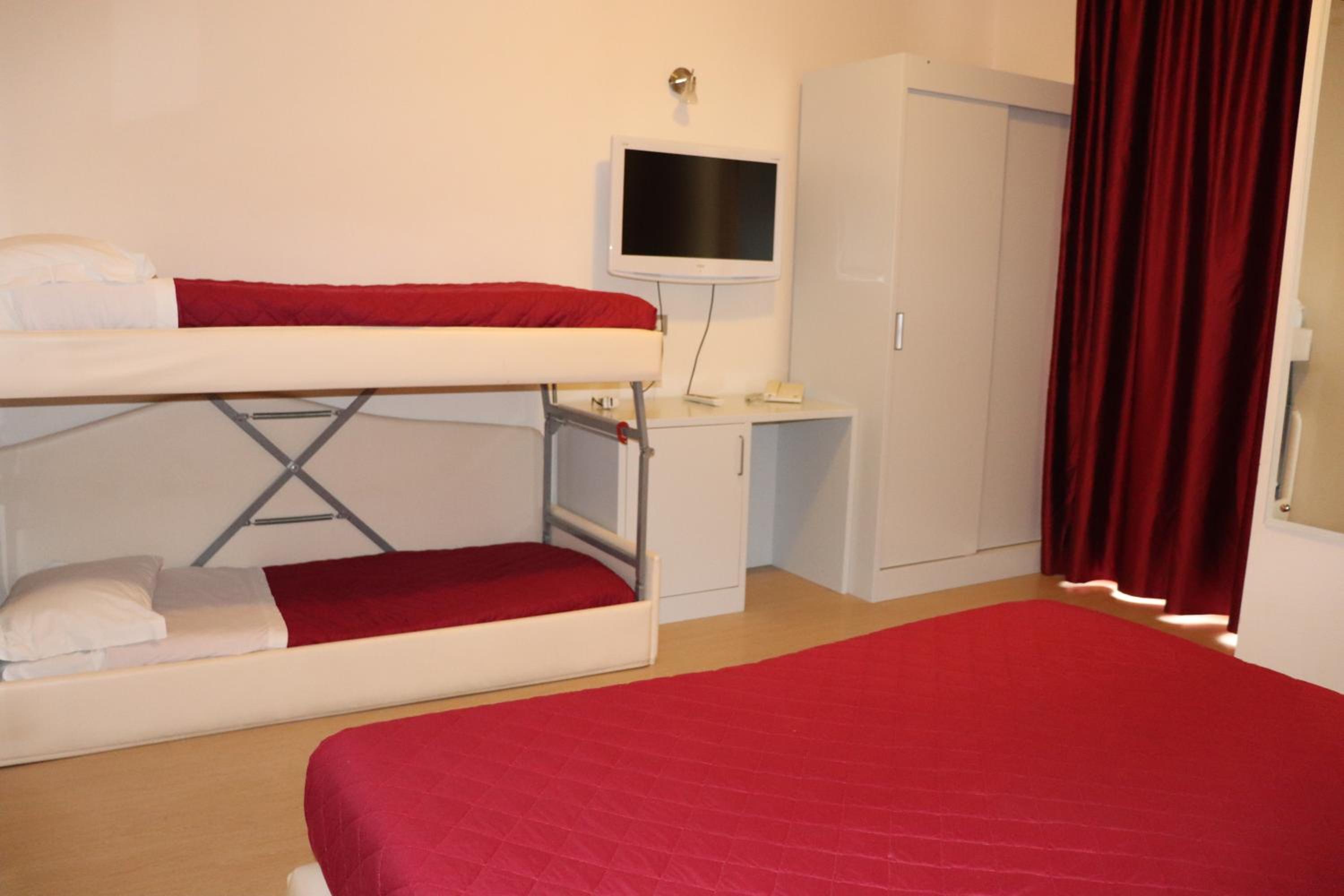 Quadruple Room - Photo 1