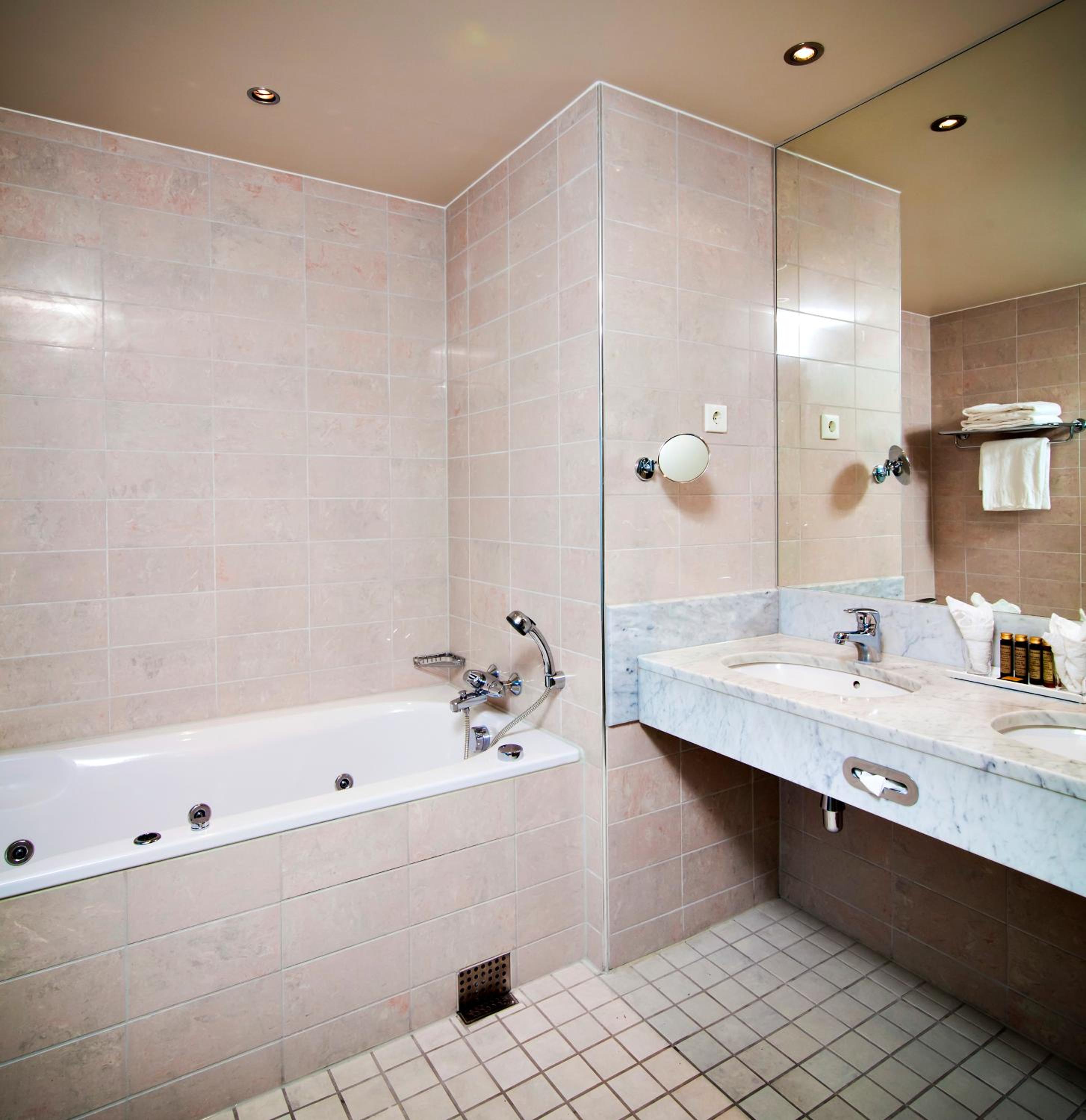 Suite - Photo 11