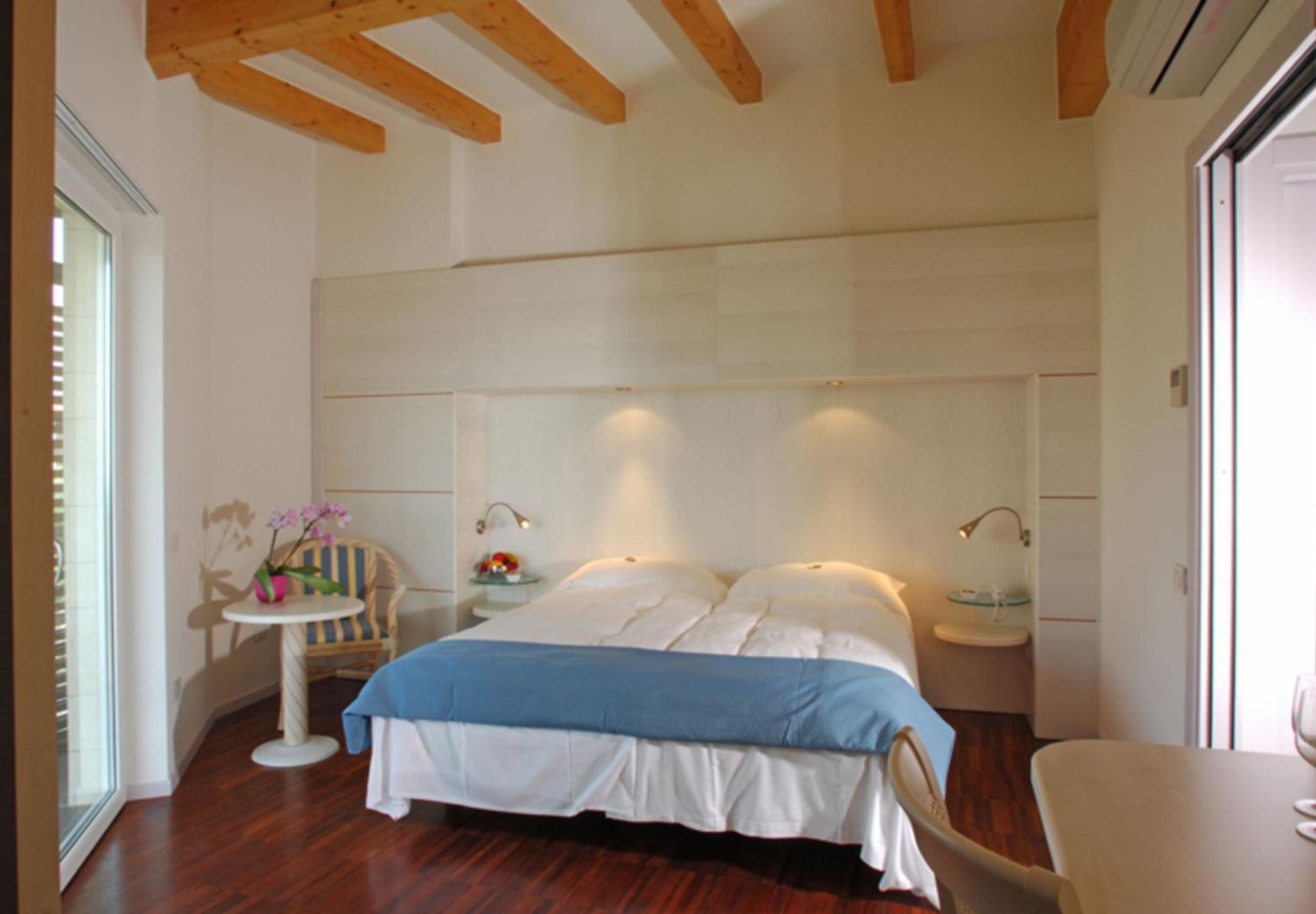 Suite - Photo 1