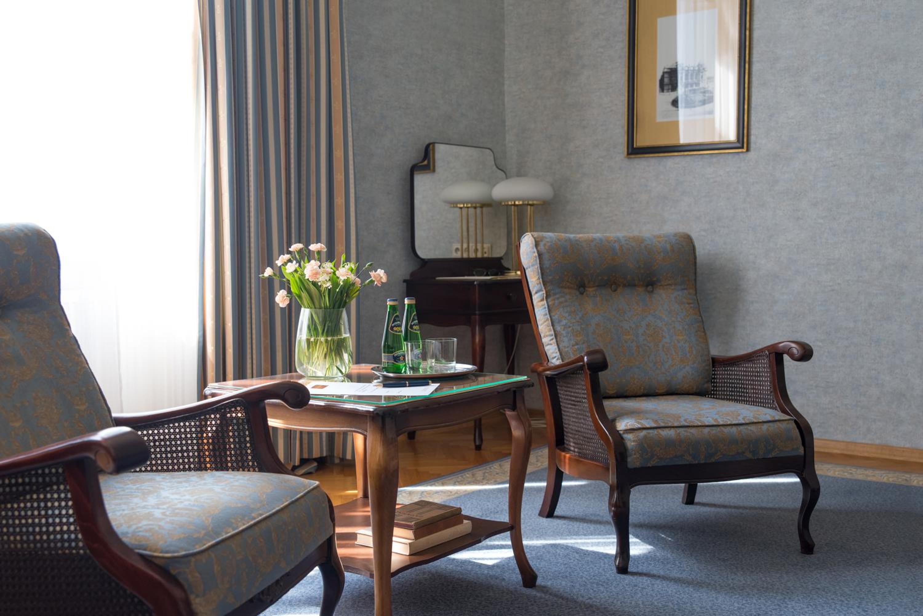 Executive Suite - Photo 7
