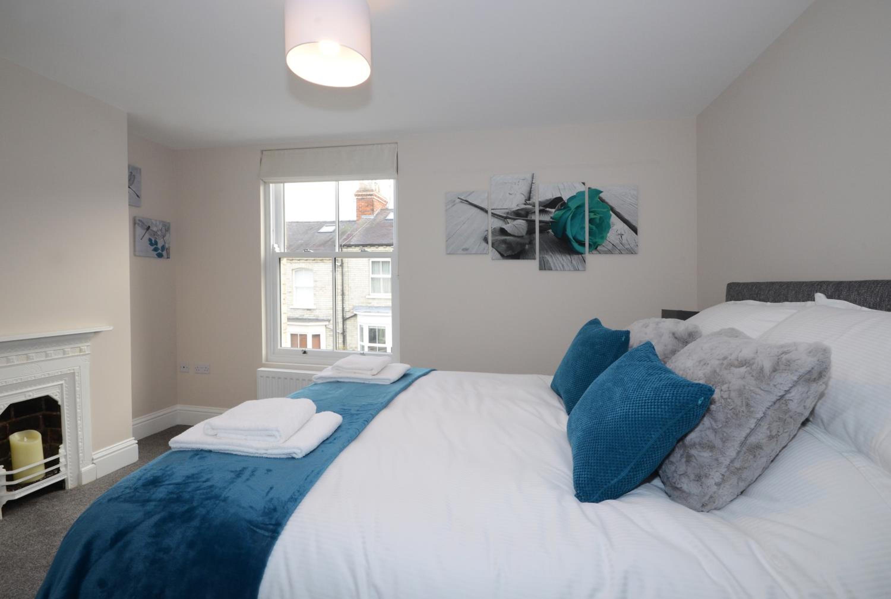 Three-Bedroom House - Photo 2