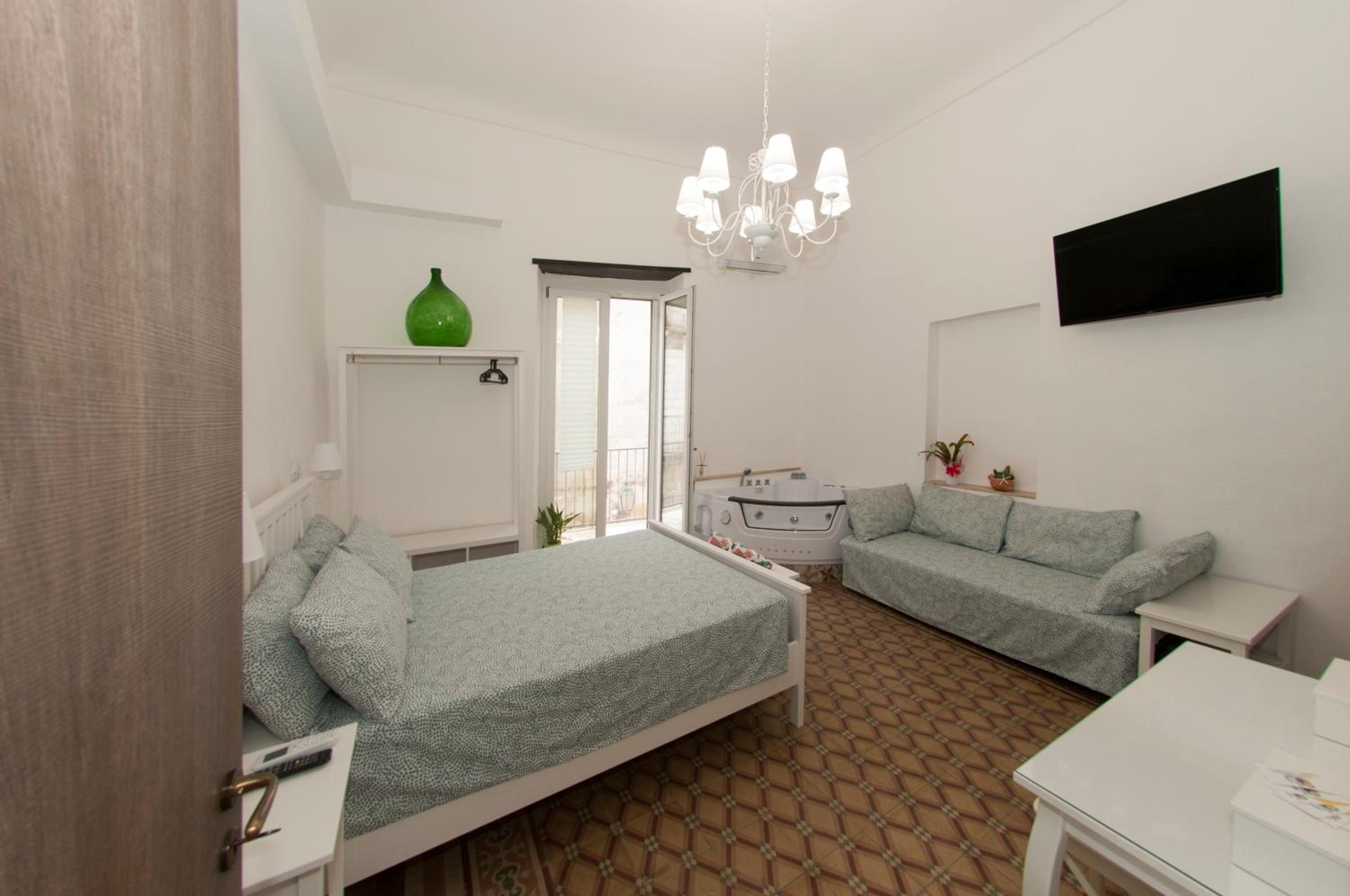 Double Room with Spa Bath - Photo 26