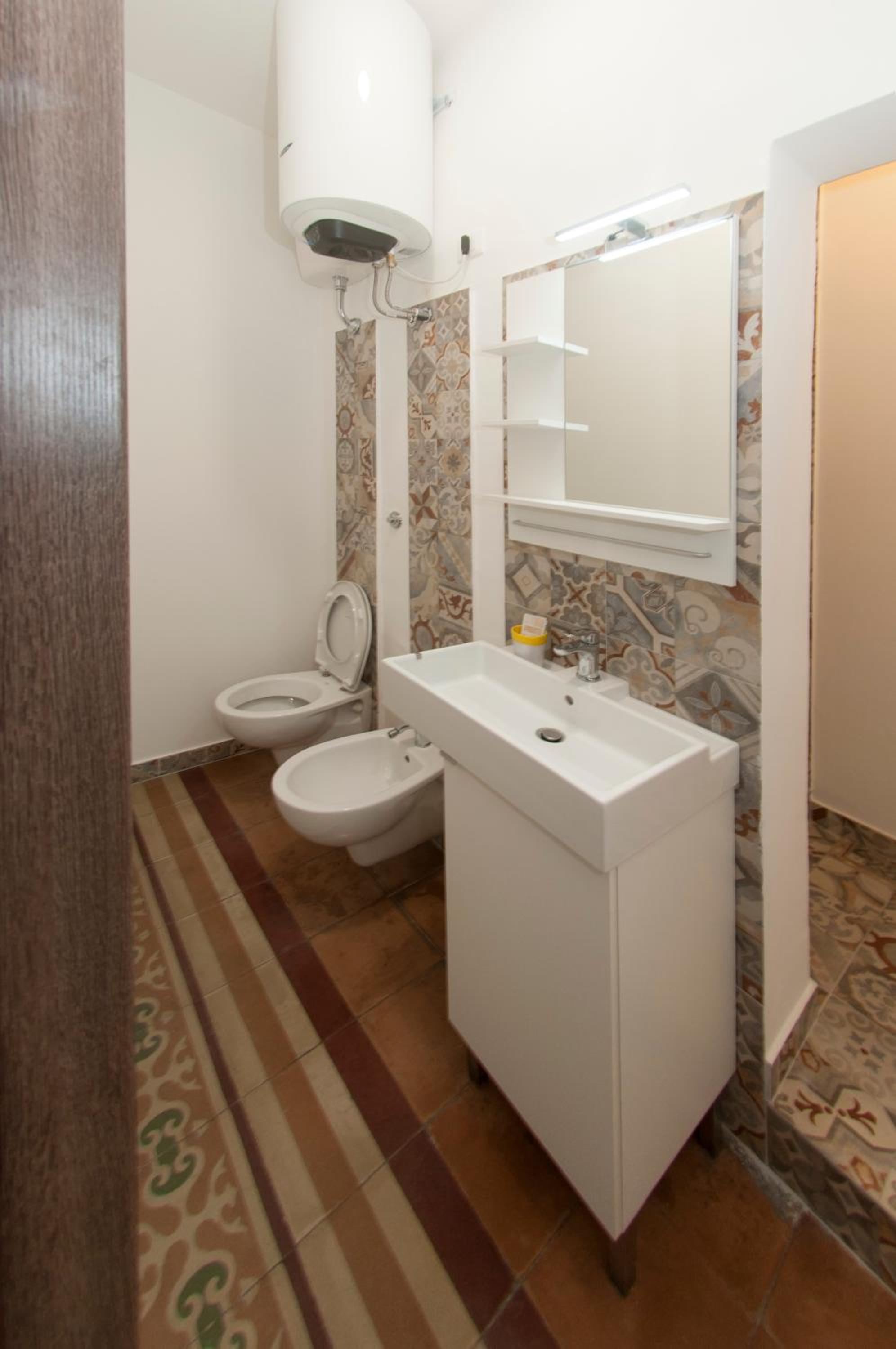 Double Room with Spa Bath - Photo 24