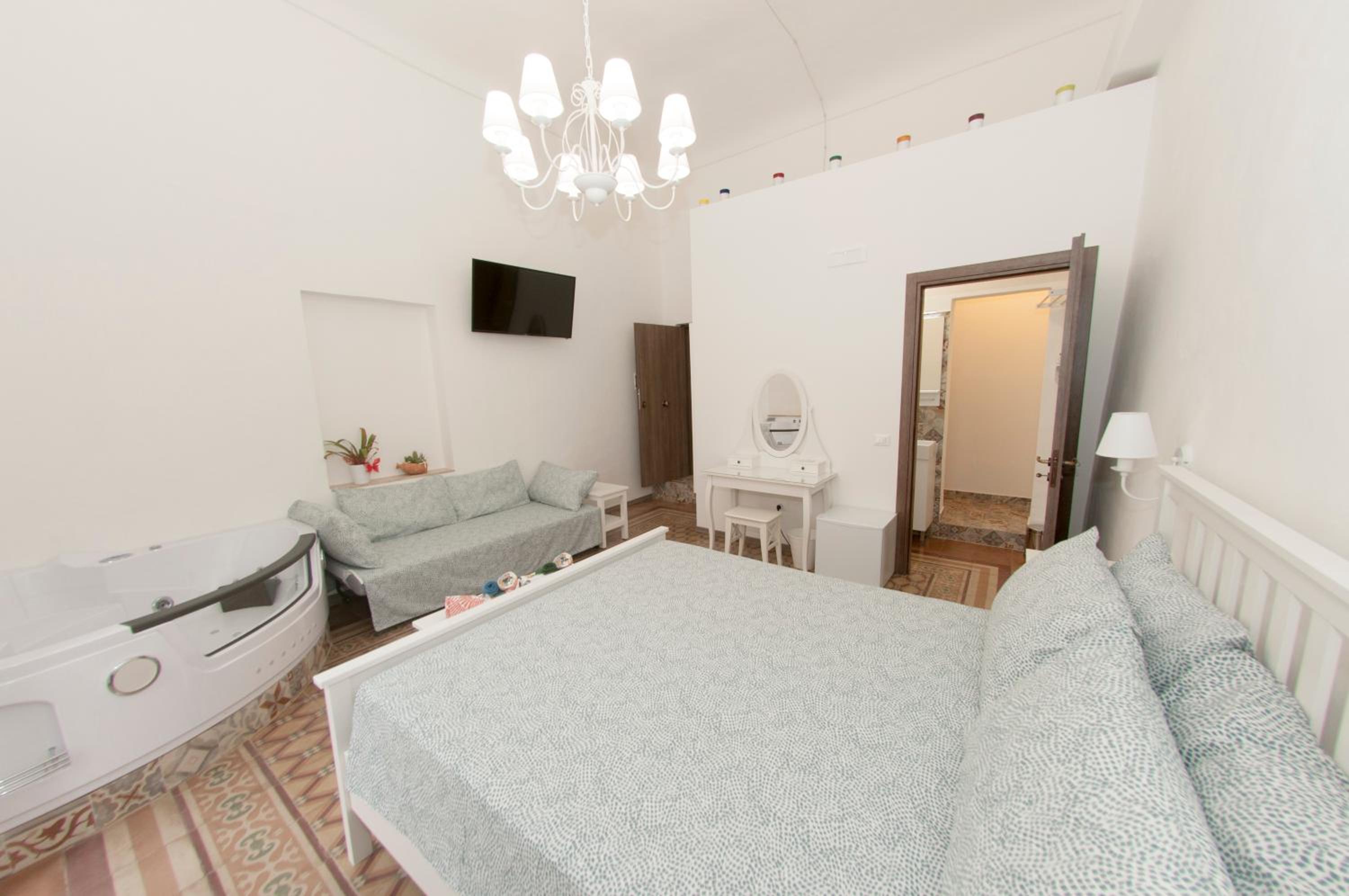 Double Room with Spa Bath - Photo 4
