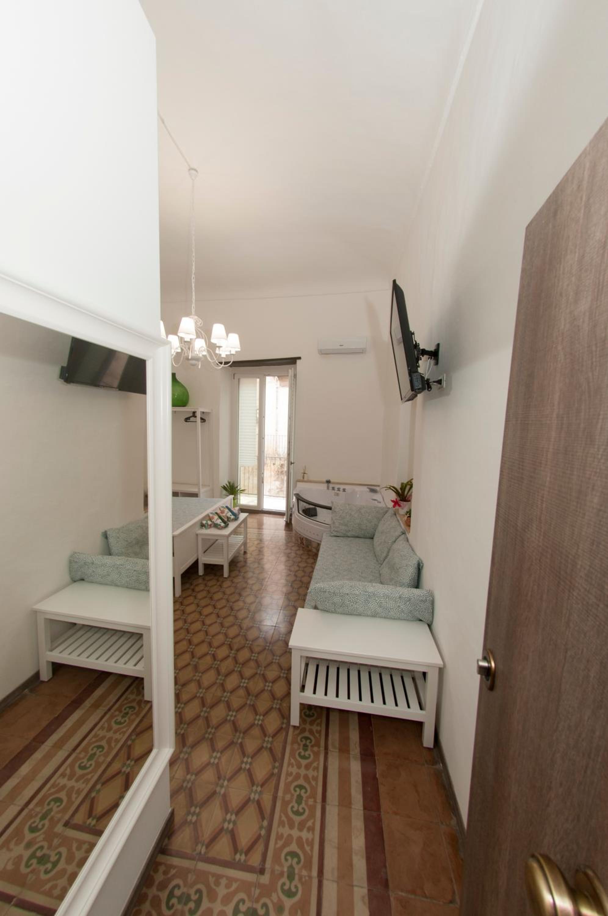 Double Room with Spa Bath - Photo 21