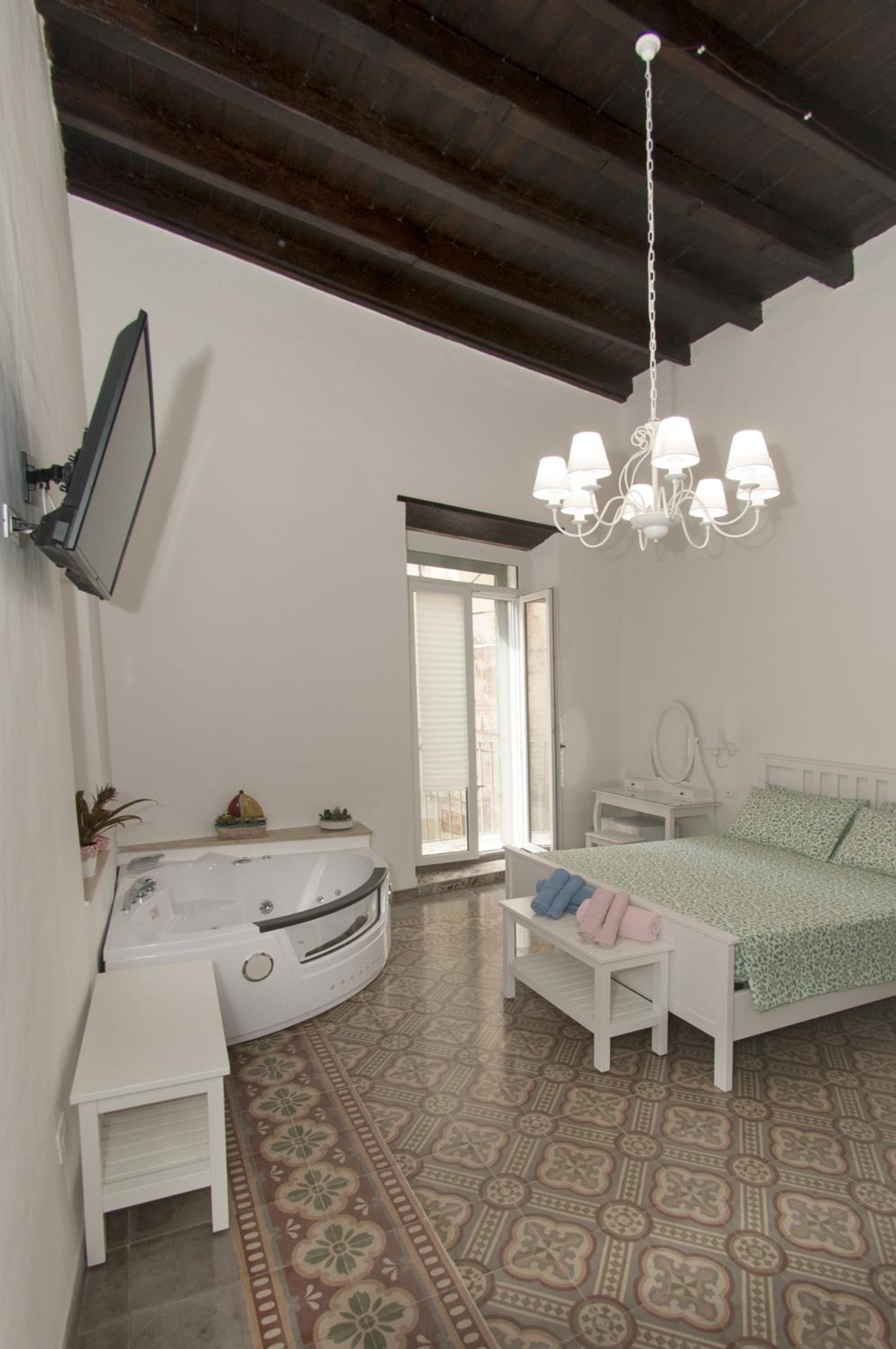 Double Room with Spa Bath - Photo 20
