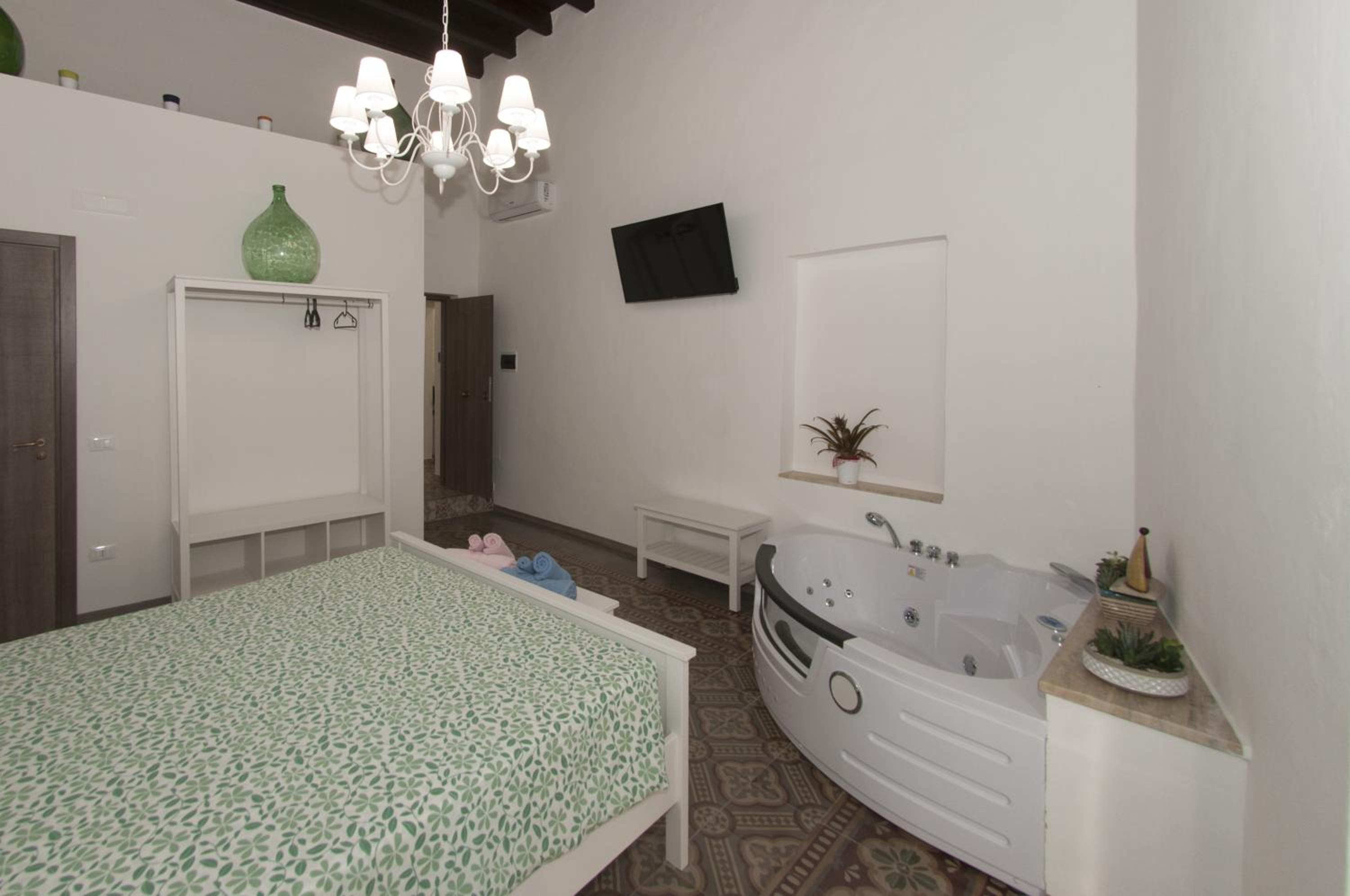Double Room with Spa Bath - Photo 19
