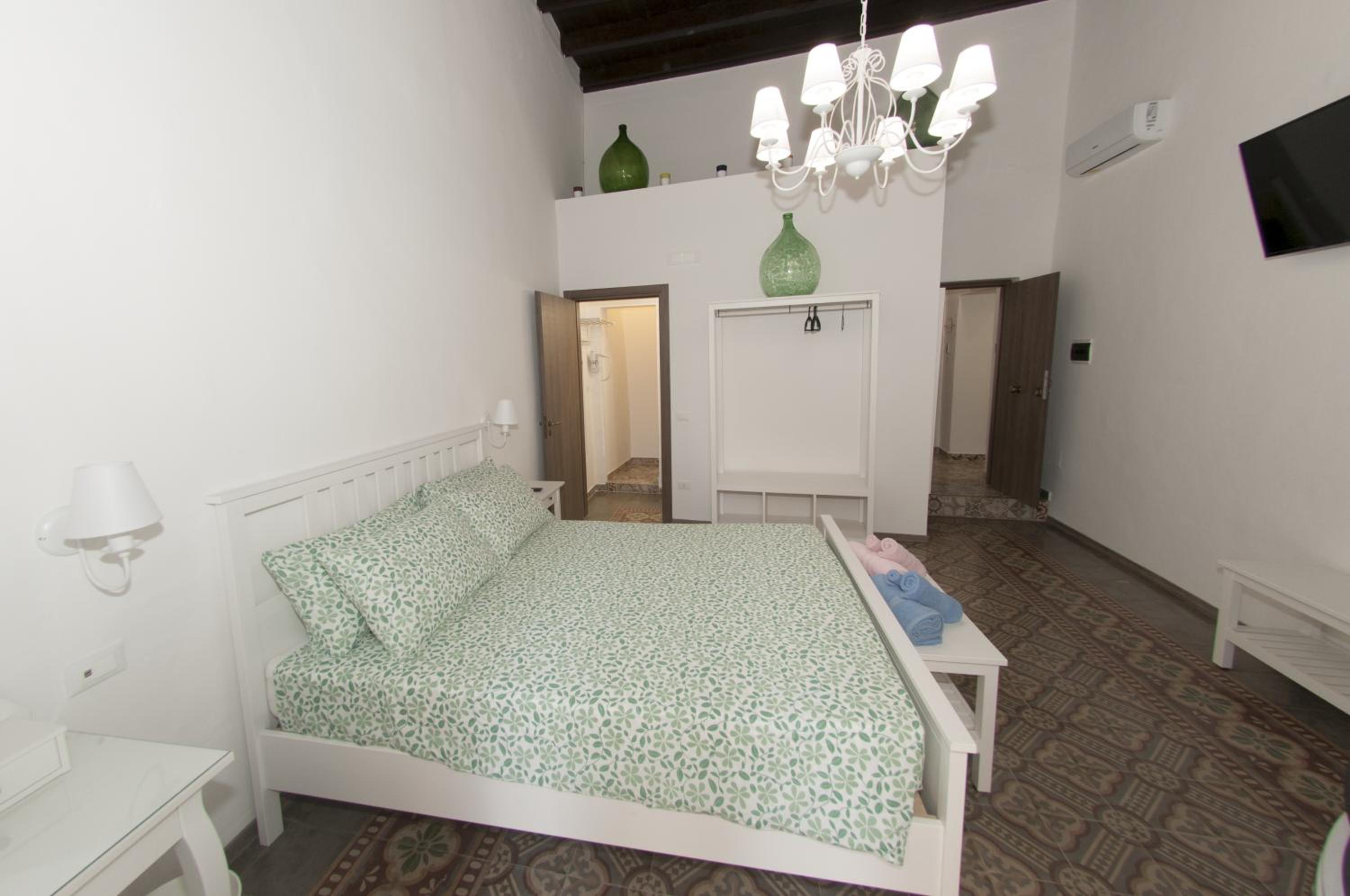 Double Room with Spa Bath - Photo 17