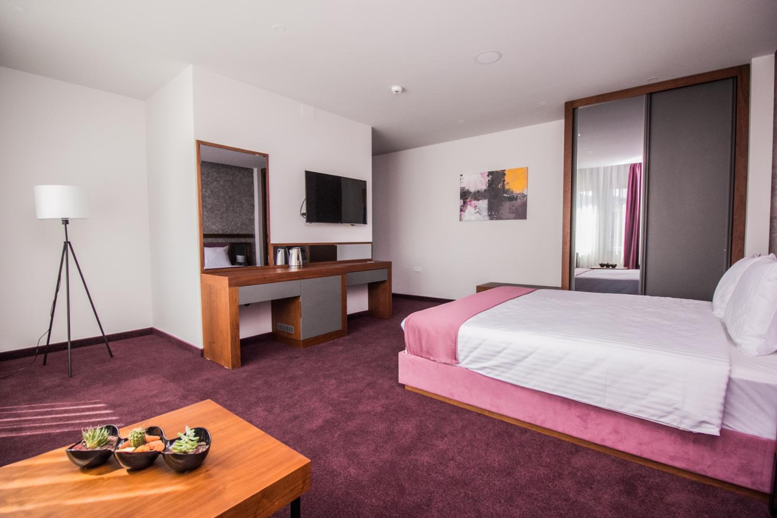 Deluxe Double Room - Photo 11