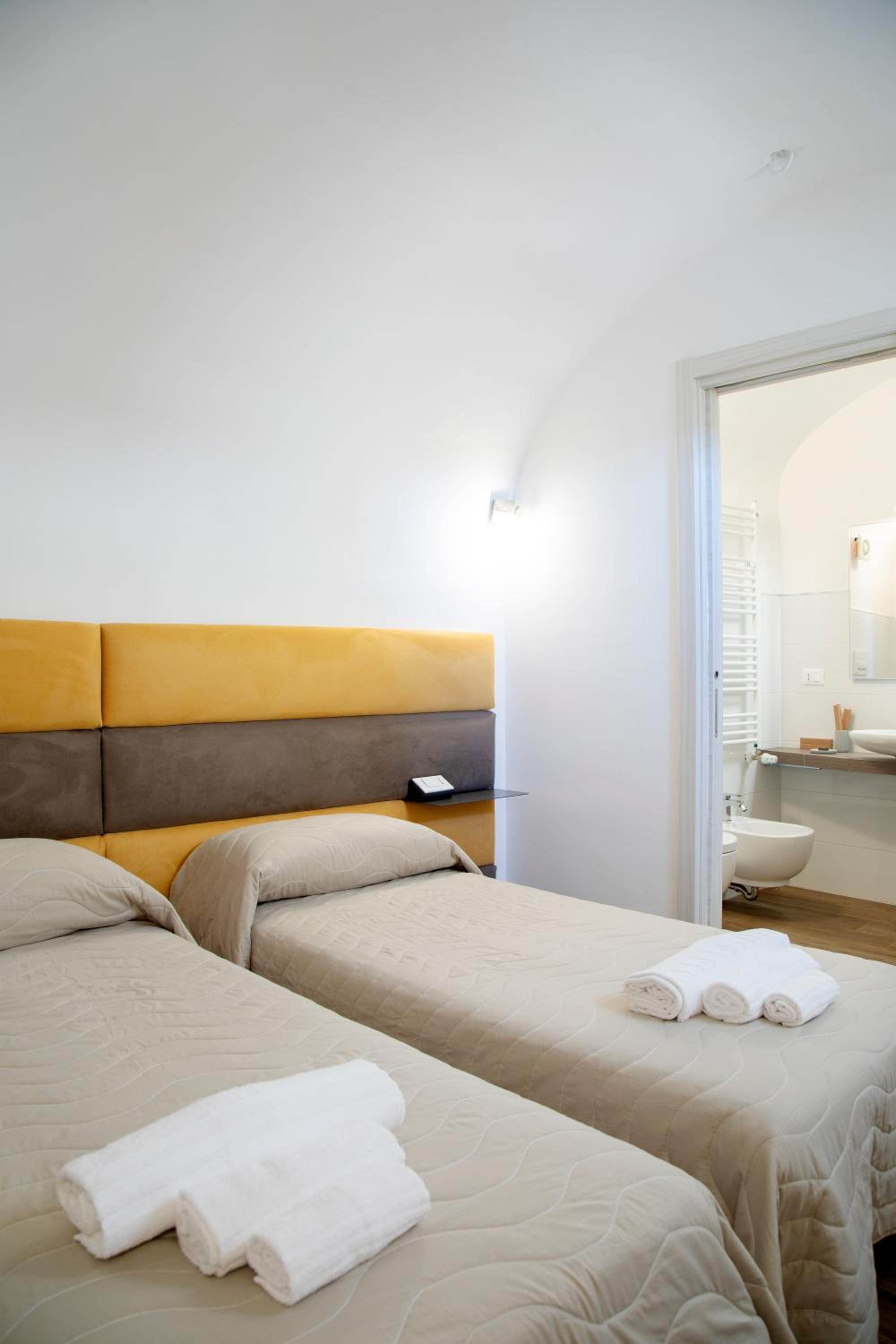 Double Room with Private Bathroom - Photo 4