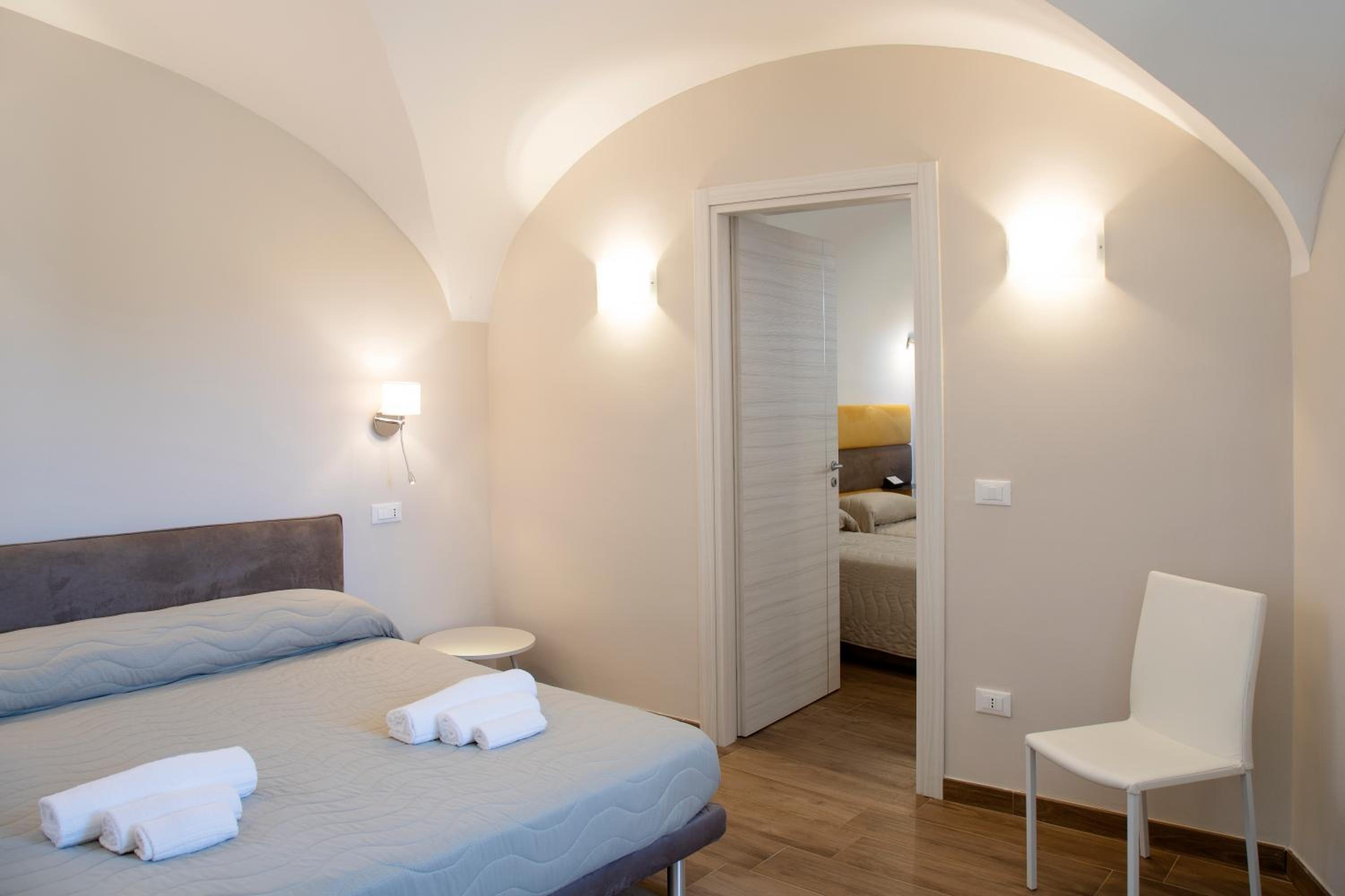 Double Room with Private Bathroom - Photo 8