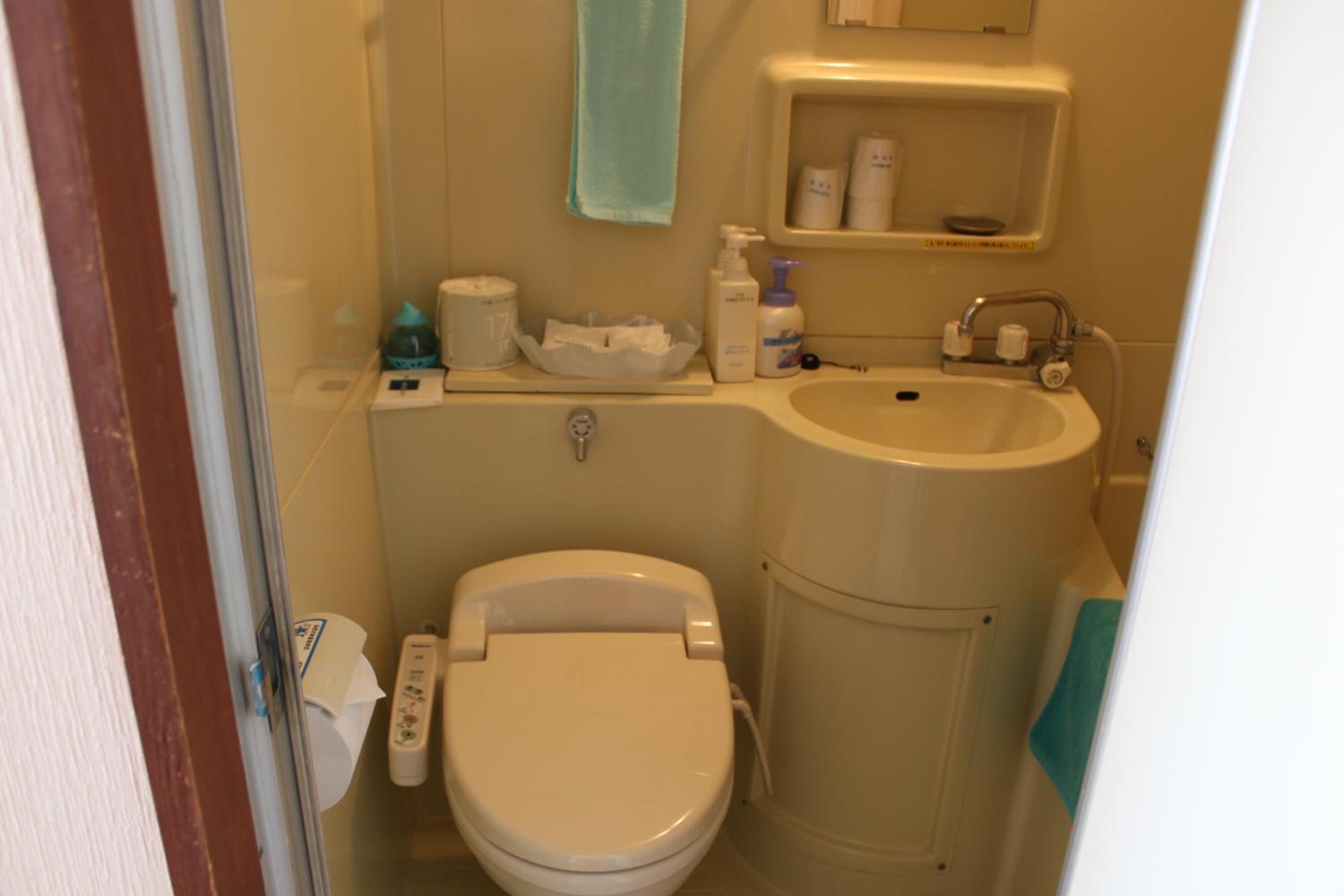 Quadruple Room with Lake View - Photo 4