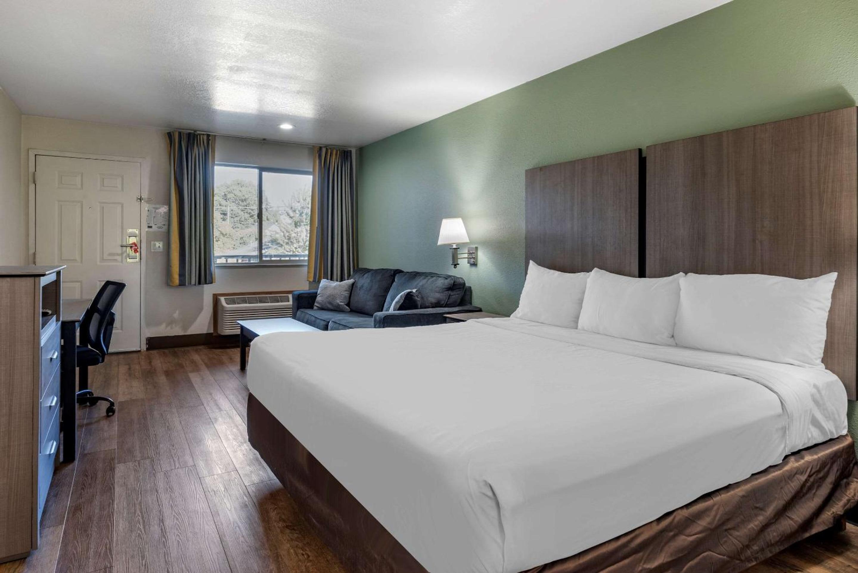 King Suite - Non-Smoking - Photo 2
