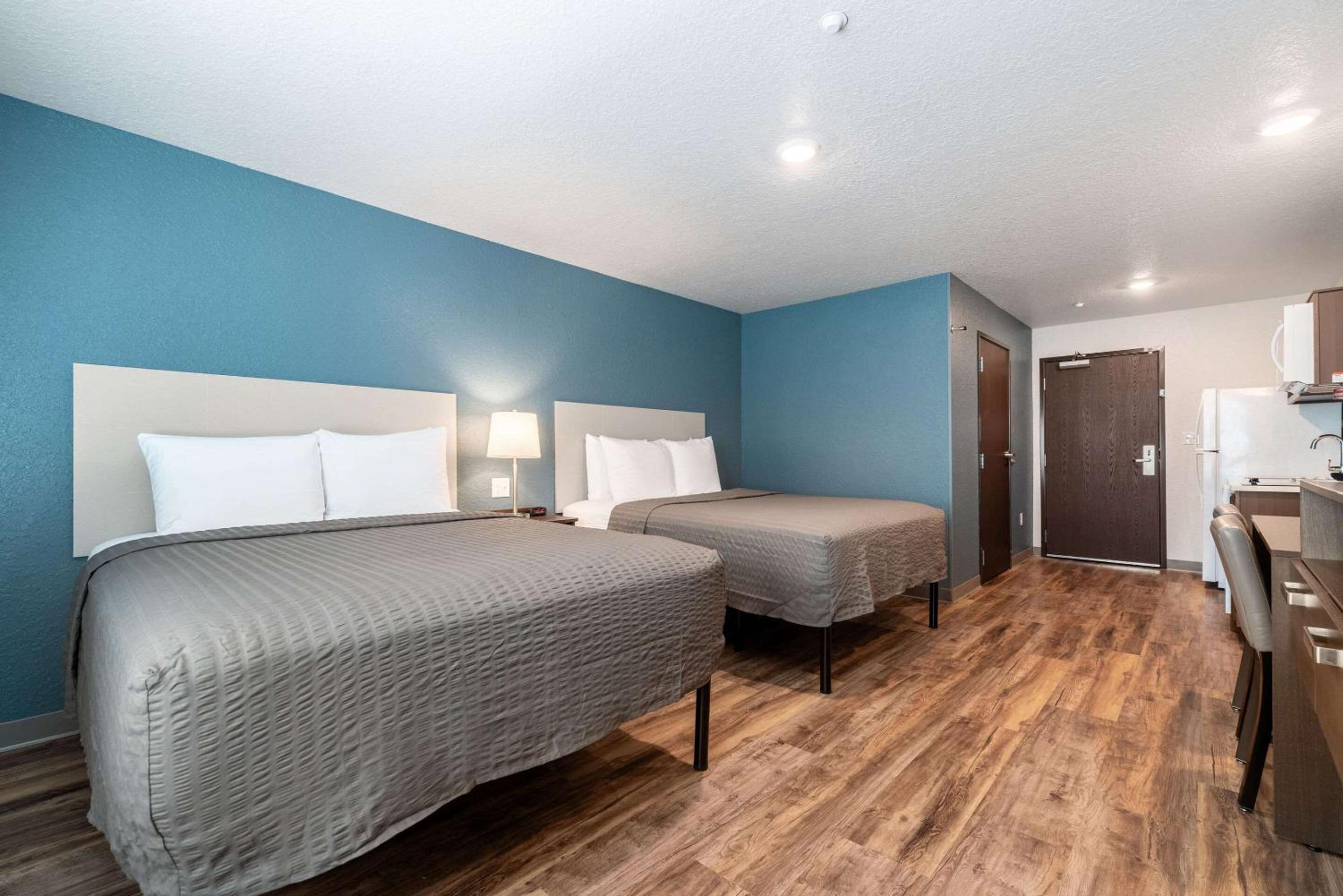 Standard Queen Room with Two Queen Beds - Non-Smoking - Photo 3