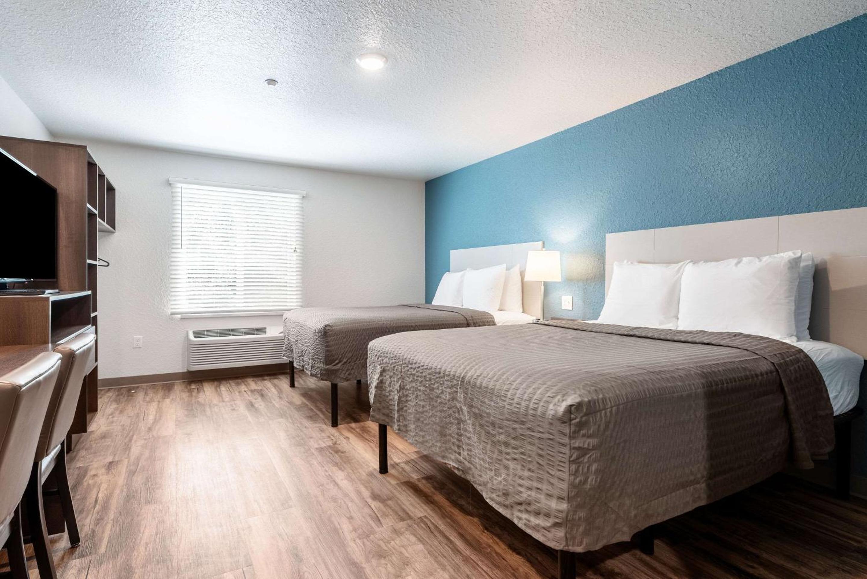 Standard Queen Room with Two Queen Beds - Non-Smoking - Photo 4