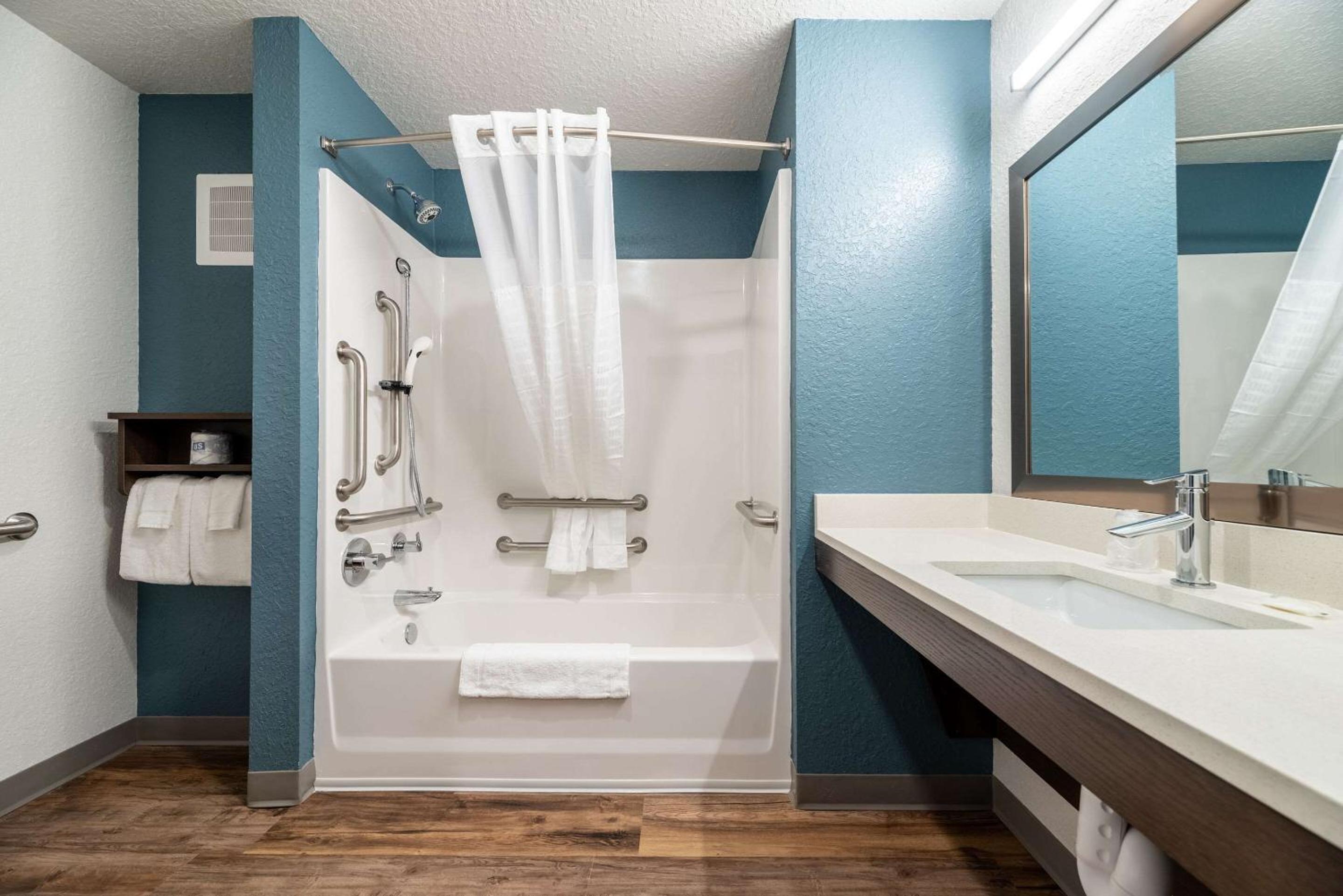 King Room - Accessible/Non-Smoking - Photo 2