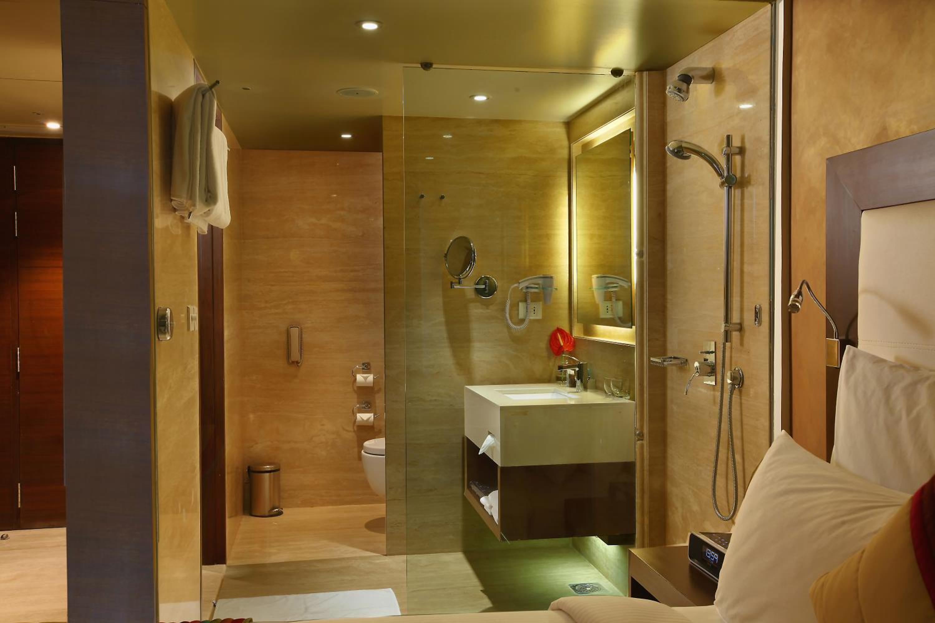 Deluxe King Room – INR 500 Credit on SPA per stay – Happy Hours 1+1 (5pm to 7pm) – 15% Discount on Food & Beverages – 10% Discount on One way Local transfers
