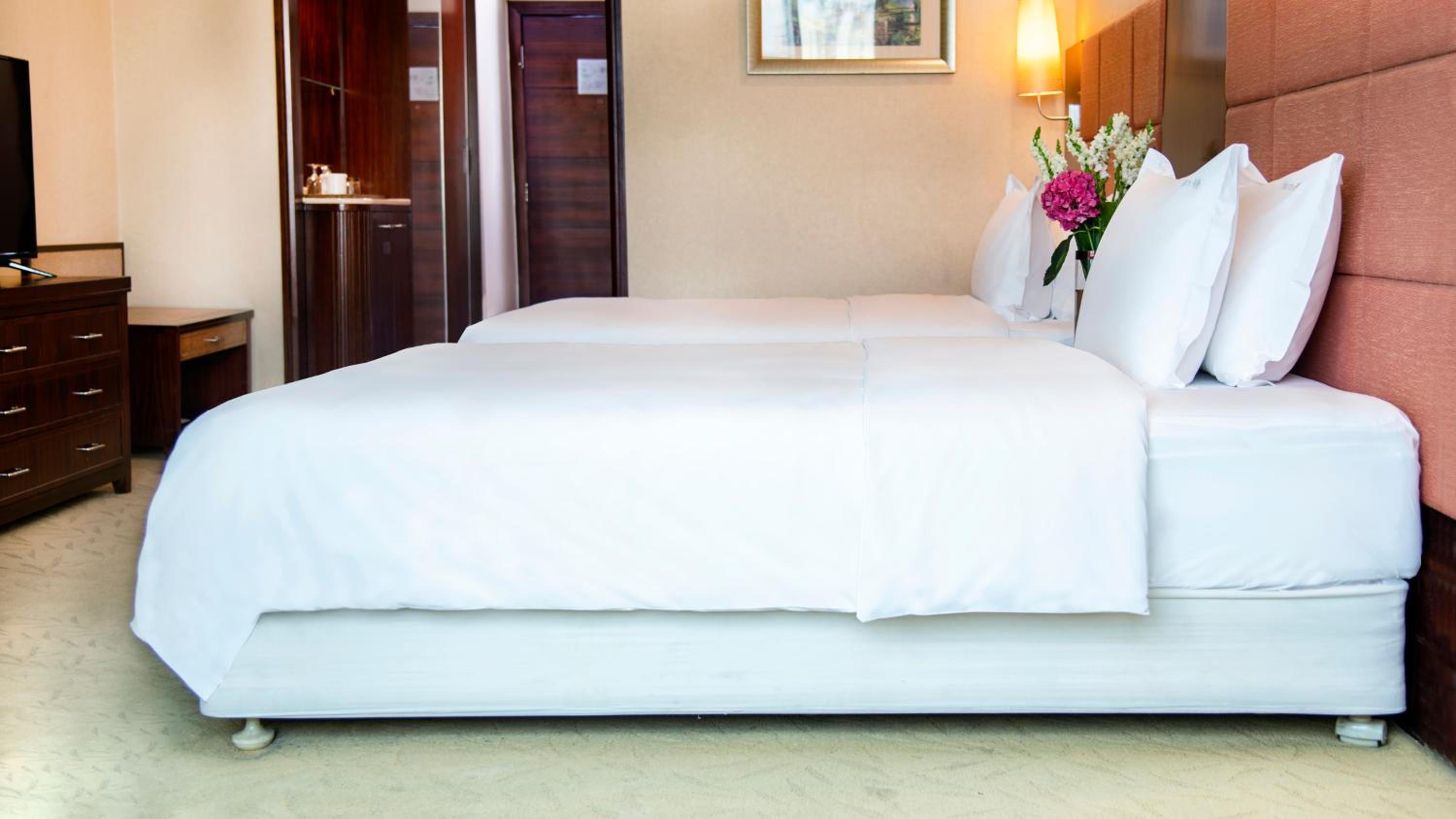 Premium Double Room with Two Double Beds - Lounge Access - Photo 1