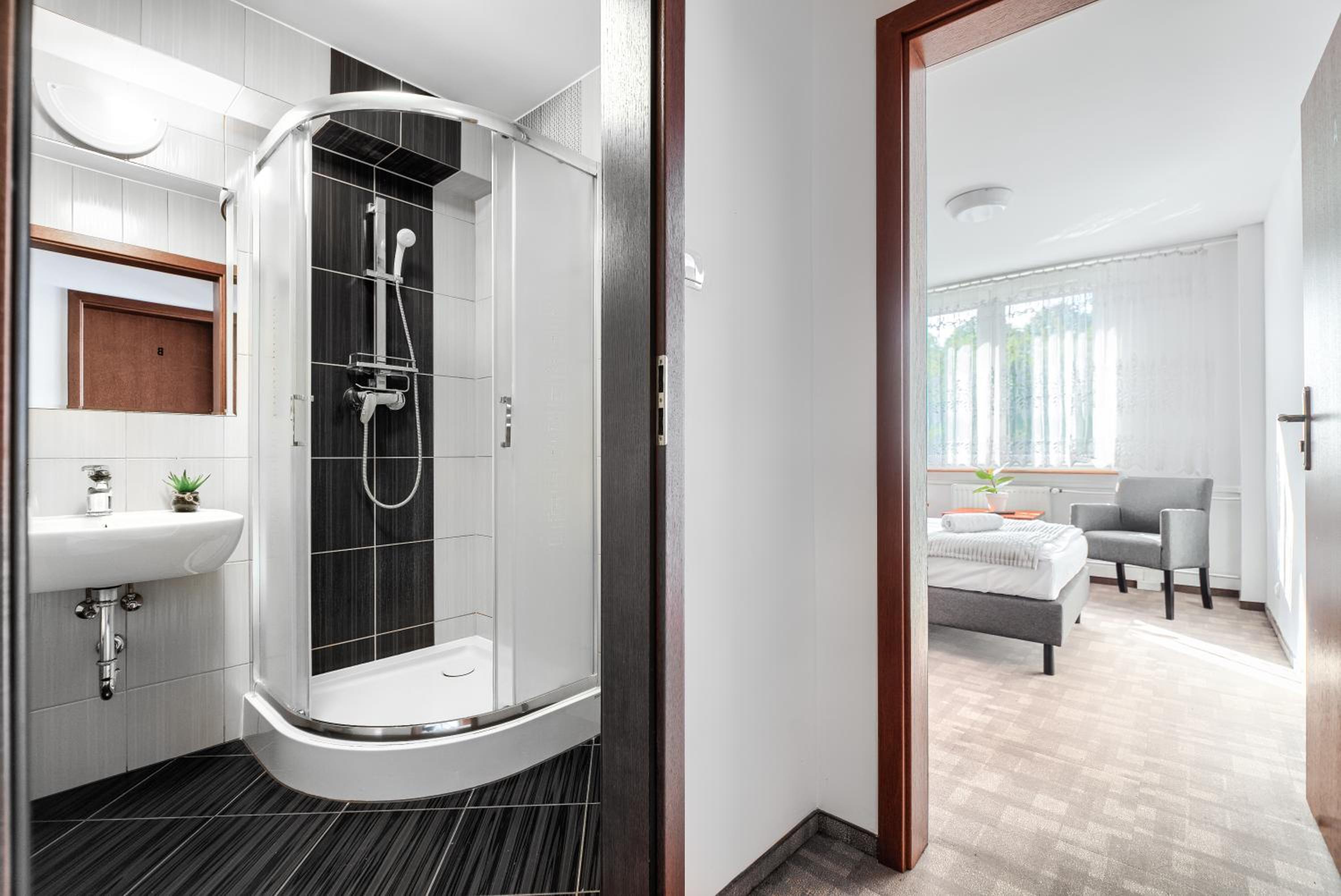 Single Room with Shared Bathroom photo 2