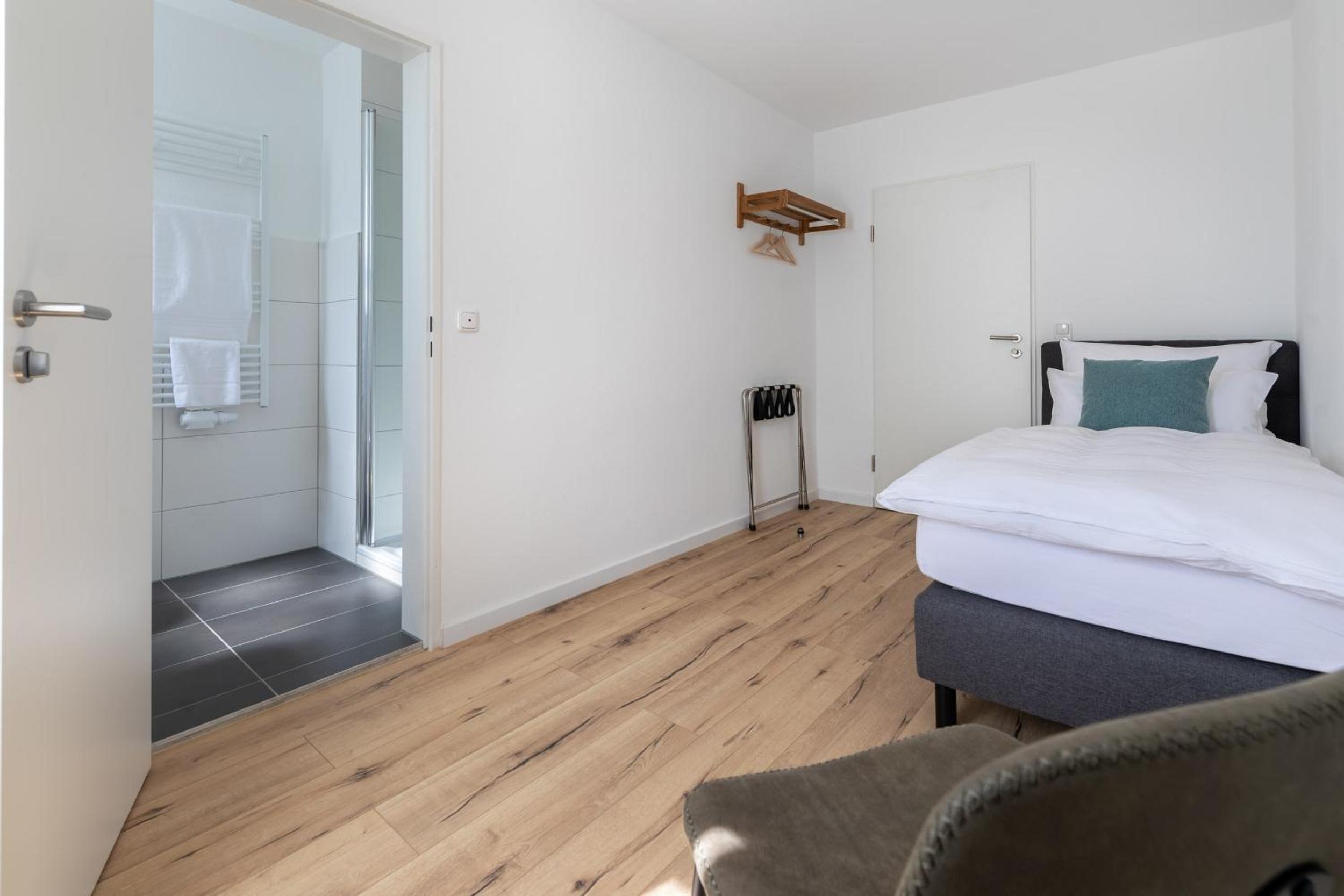 Single Room with Bathroom photo 1