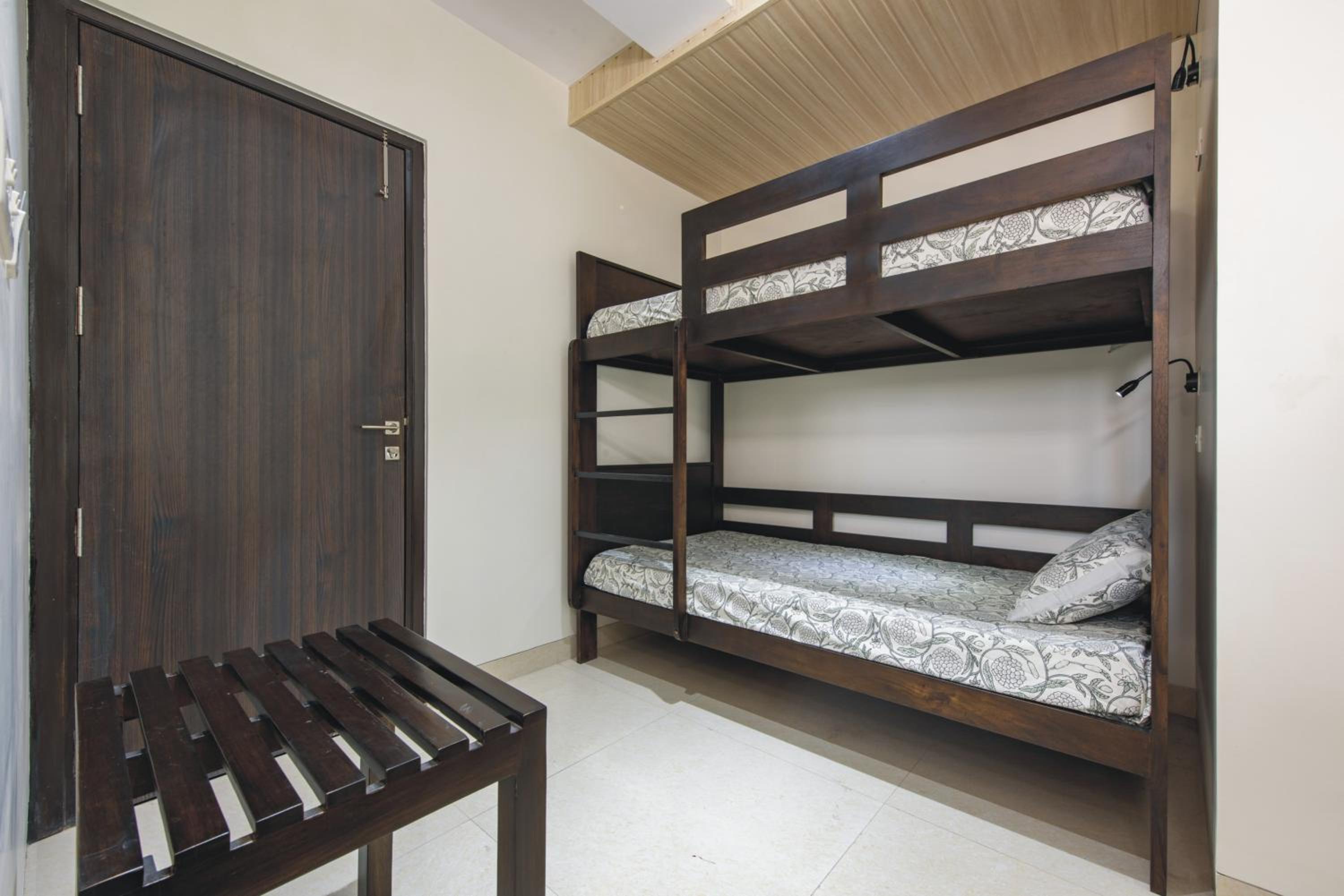 Quadruple Room with Private Bathroom - Photo 17