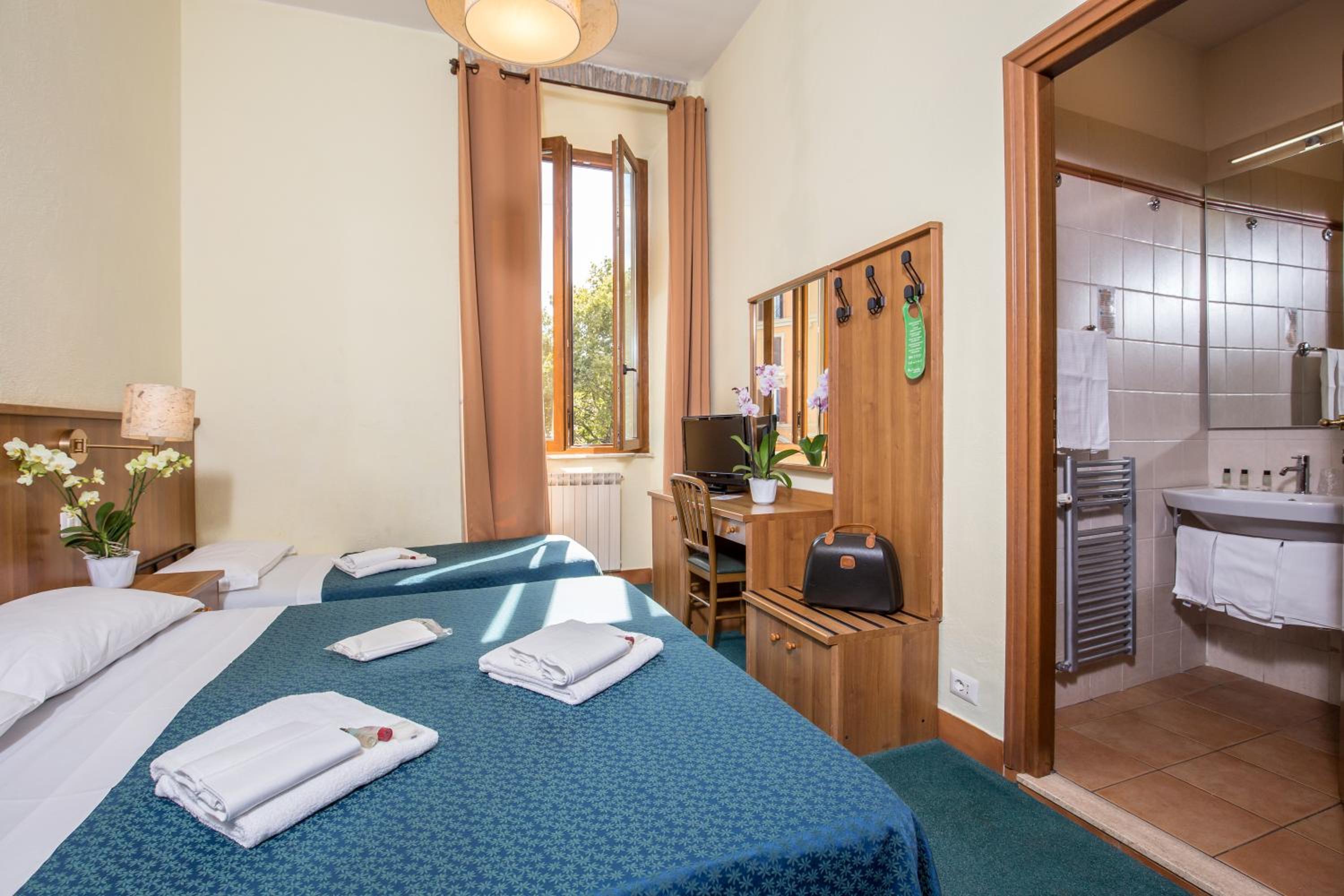 Superior Triple Room photo 3
