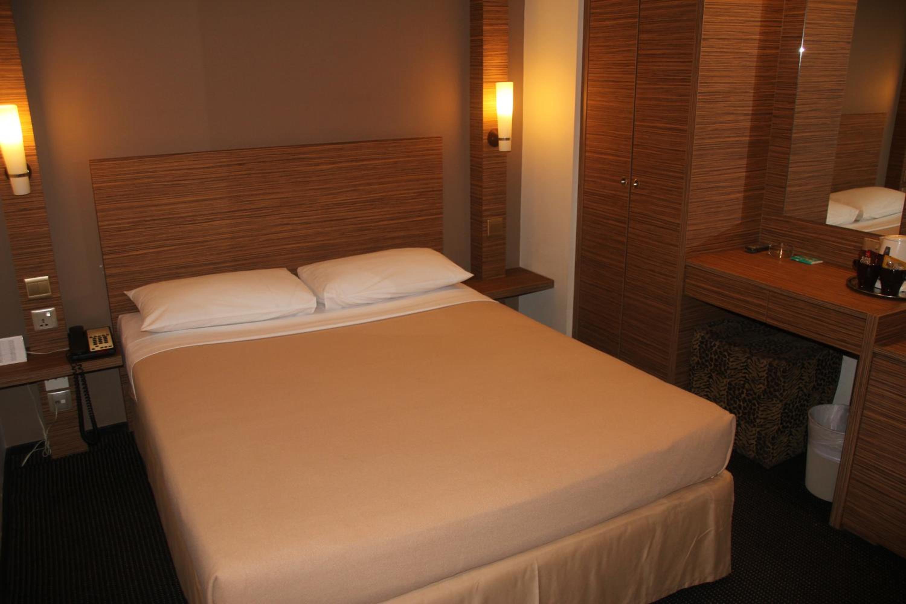 Day Use - Standard Queen Room (No Window) from 8am to 2pm (6hours) photo 1
